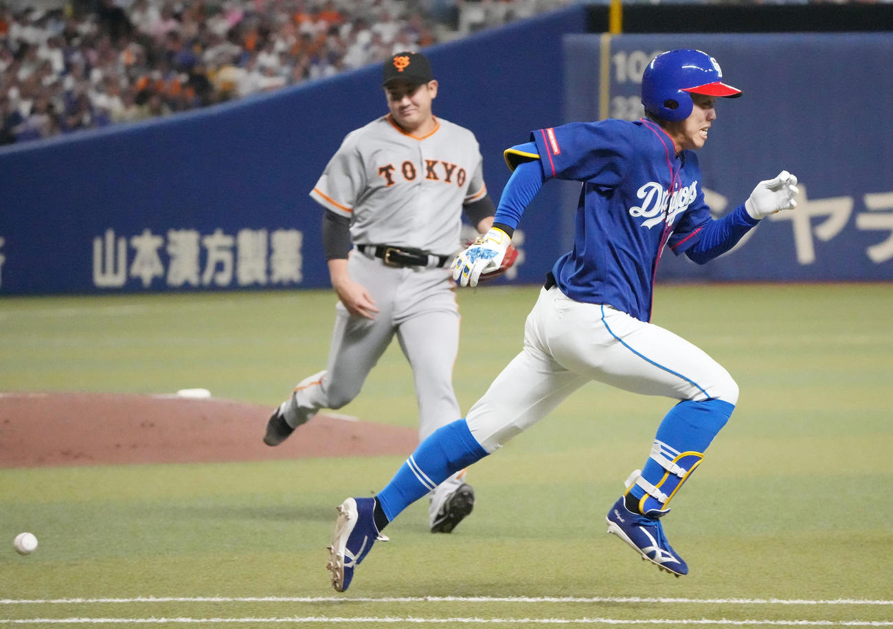 中日対巨人　5回裏中日1死、投手内野安打を放ち28試合連続安打を達成した岡林（右）（撮影・森本幸一）