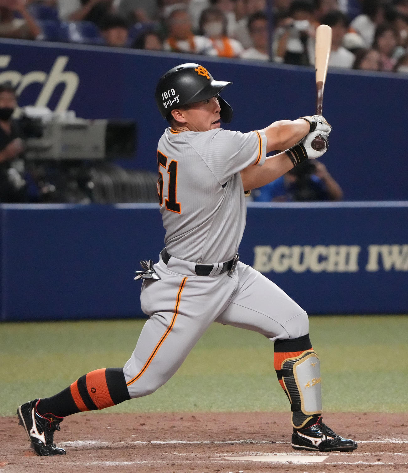 中日対巨人　9回表巨人2死、右前安打を放つ浅野（撮影・森本幸一）