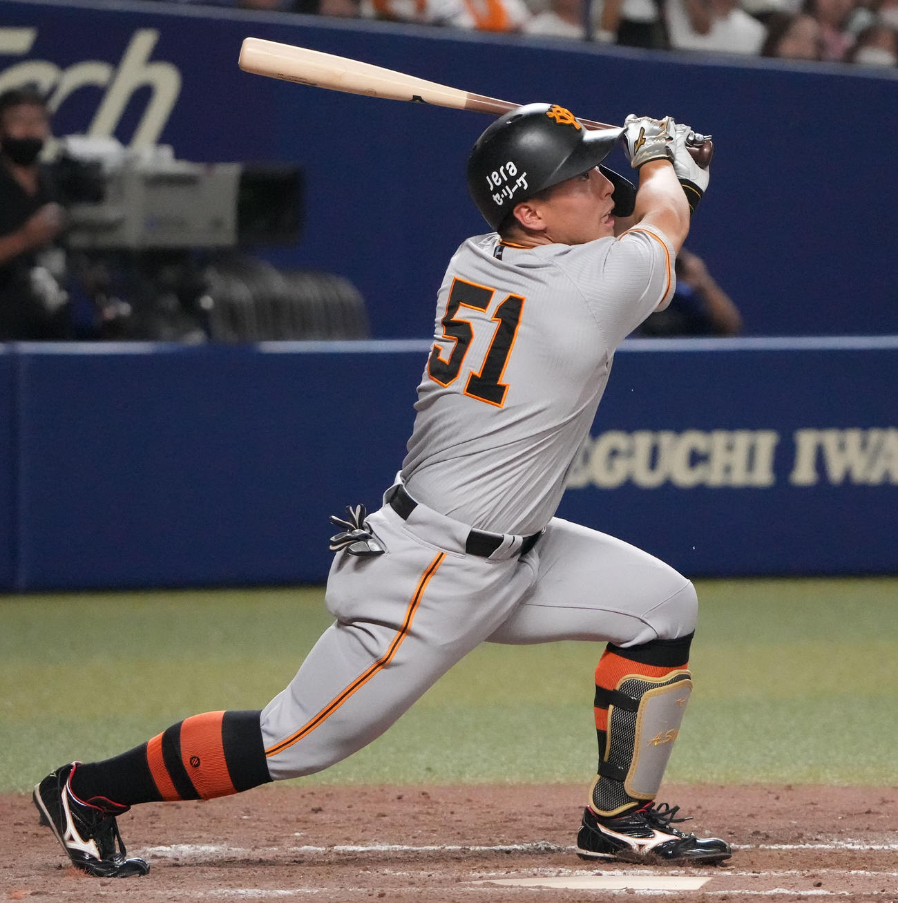中日対巨人　9回表巨人2死、右前安打を放つ浅野（撮影・森本幸一）