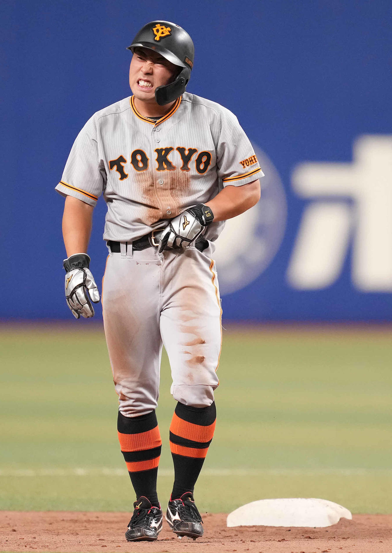 中日対巨人　9回表巨人2死一塁、打者吉川の時、二盗を試みるもアウトになり、顔をしかめる一塁走者浅野（撮影・鈴木みどり）