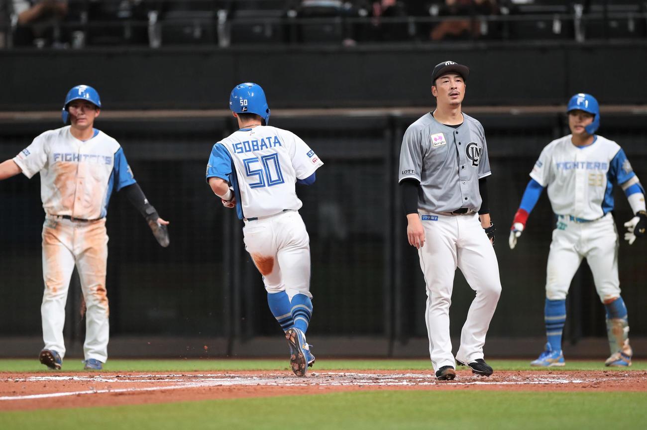 日本ハム対ロッテ　6回裏日本ハム2死二、三塁、美馬（右）の暴投で二塁走者五十幡も生還する（撮影・黒川智章）