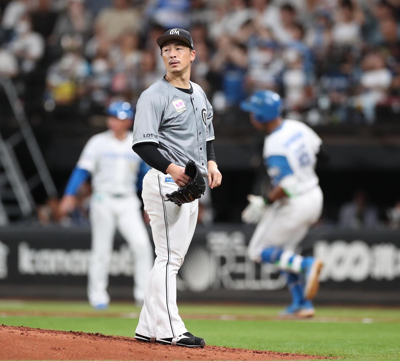 日本ハム対ロッテ　4回裏日本ハム無死、万波に左越え本塁打を浴びる美馬（撮影・黒川智章）