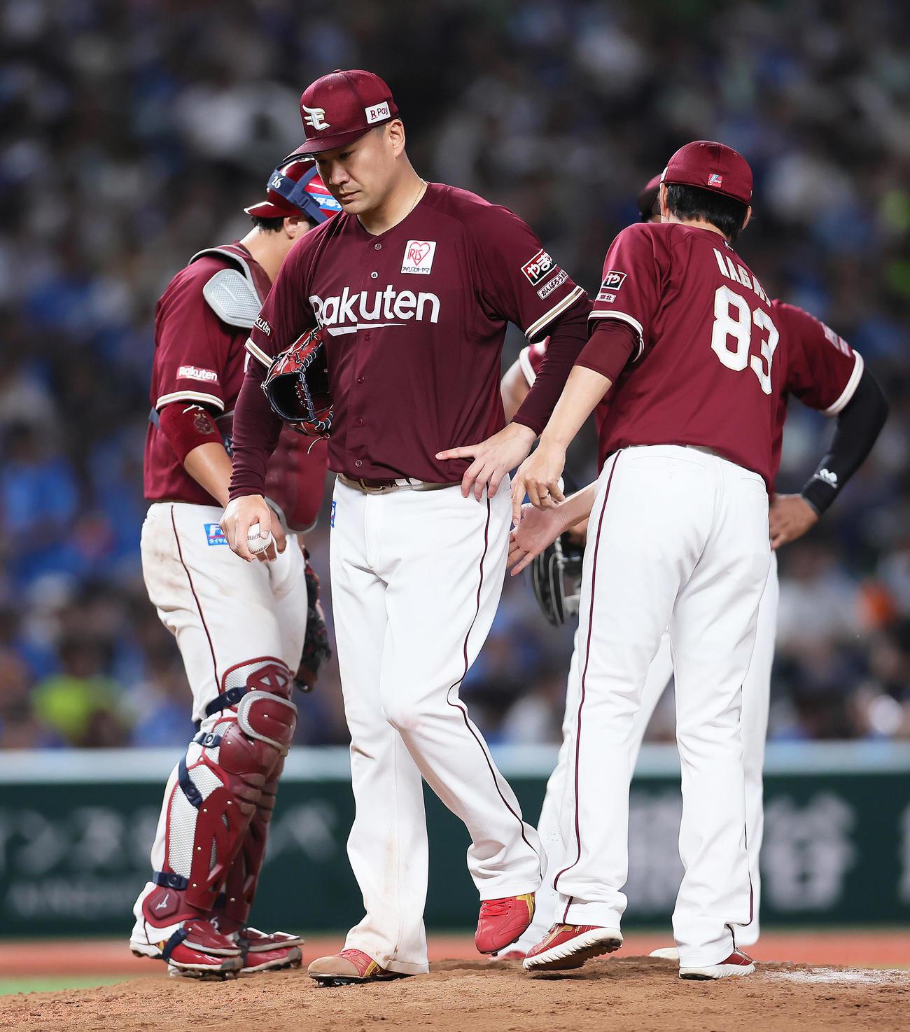 西武対楽天　6回途中、降板する楽天田中将（左端）（撮影・足立雅史）