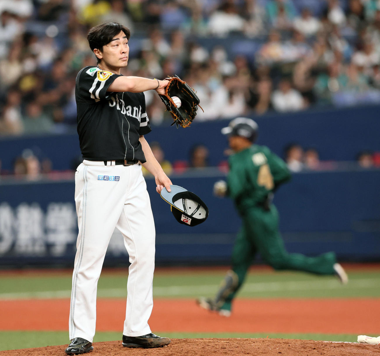 オリックス対ソフトバンク　4回裏オリックス無死、和田は森に右越えソロ本塁打を浴びる（撮影・加藤哉）