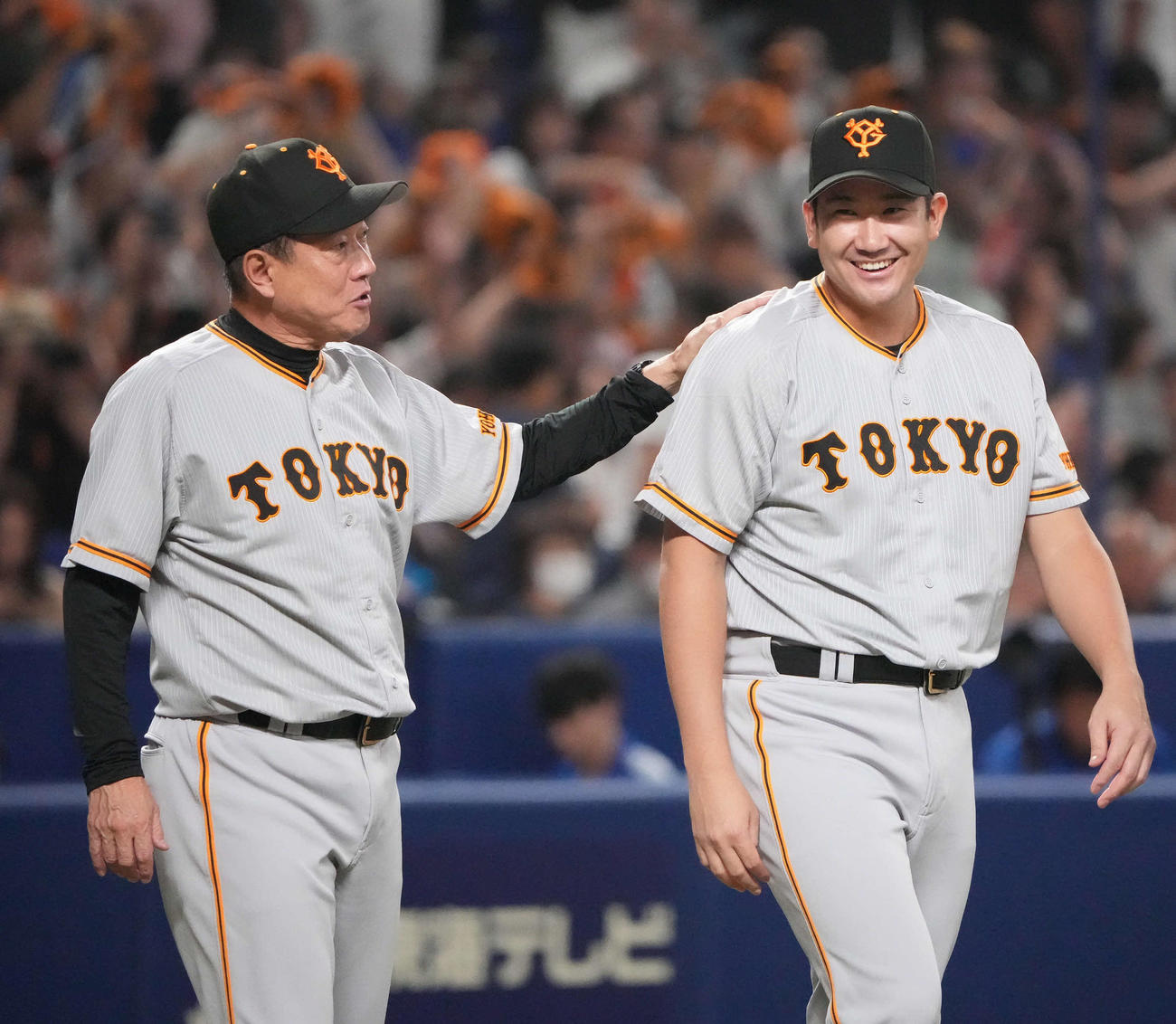 中日対巨人　試合終了、原監督と明るい表情で言葉を交わす菅野（右）（撮影・森本幸一）