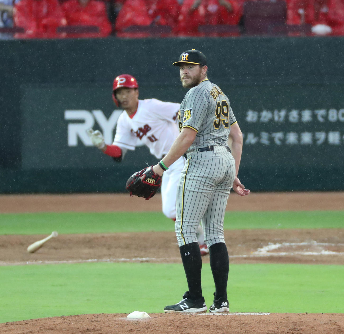 広島対阪神　3回裏広島1死一、三塁、矢野に中犠飛を浴びるビーズリー（撮影・梅根麻紀）