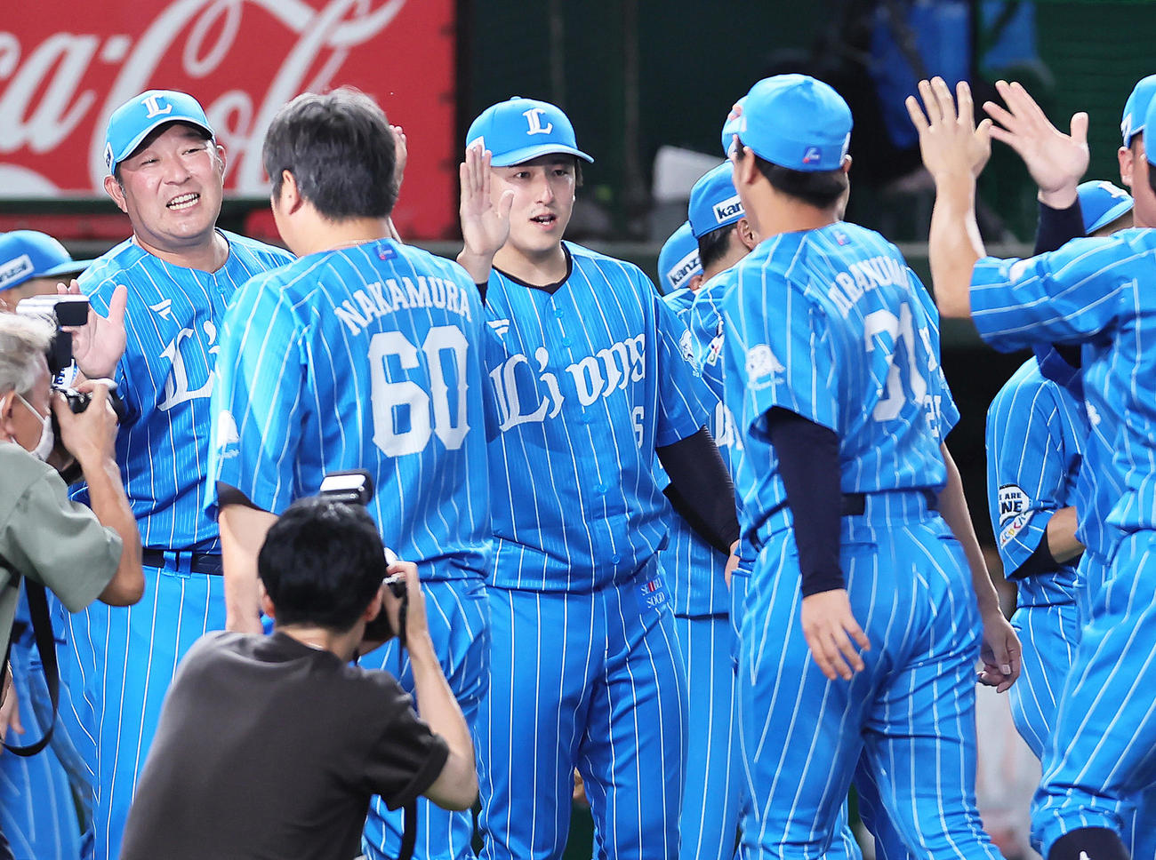 西武対楽天　7勝目を挙げタッチを交わす西武隅田（中央）（撮影・足立雅史）
