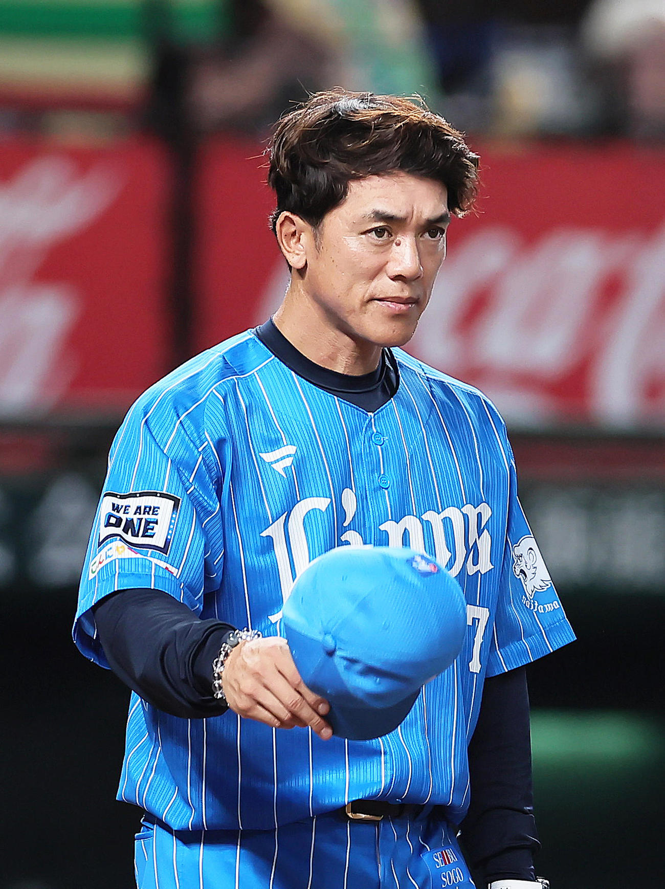 西武対楽天　勝利しスタンドにあいさつする西武松井監督（撮影・足立雅史）