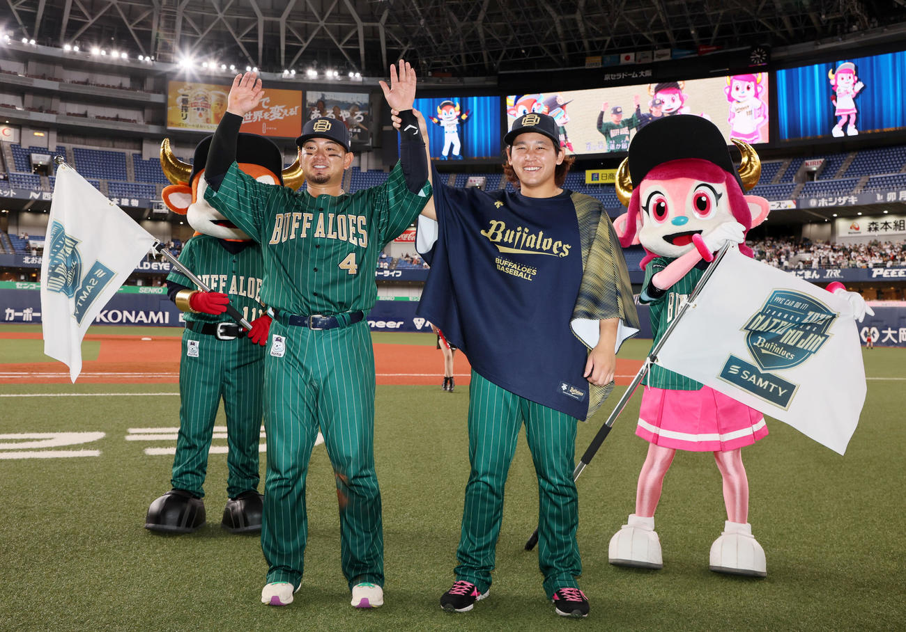 オリックス対ソフトバンク　ヒーローに選ばれた森友哉（左）と宮城大弥は笑顔で写真に納まる（撮影・加藤哉）