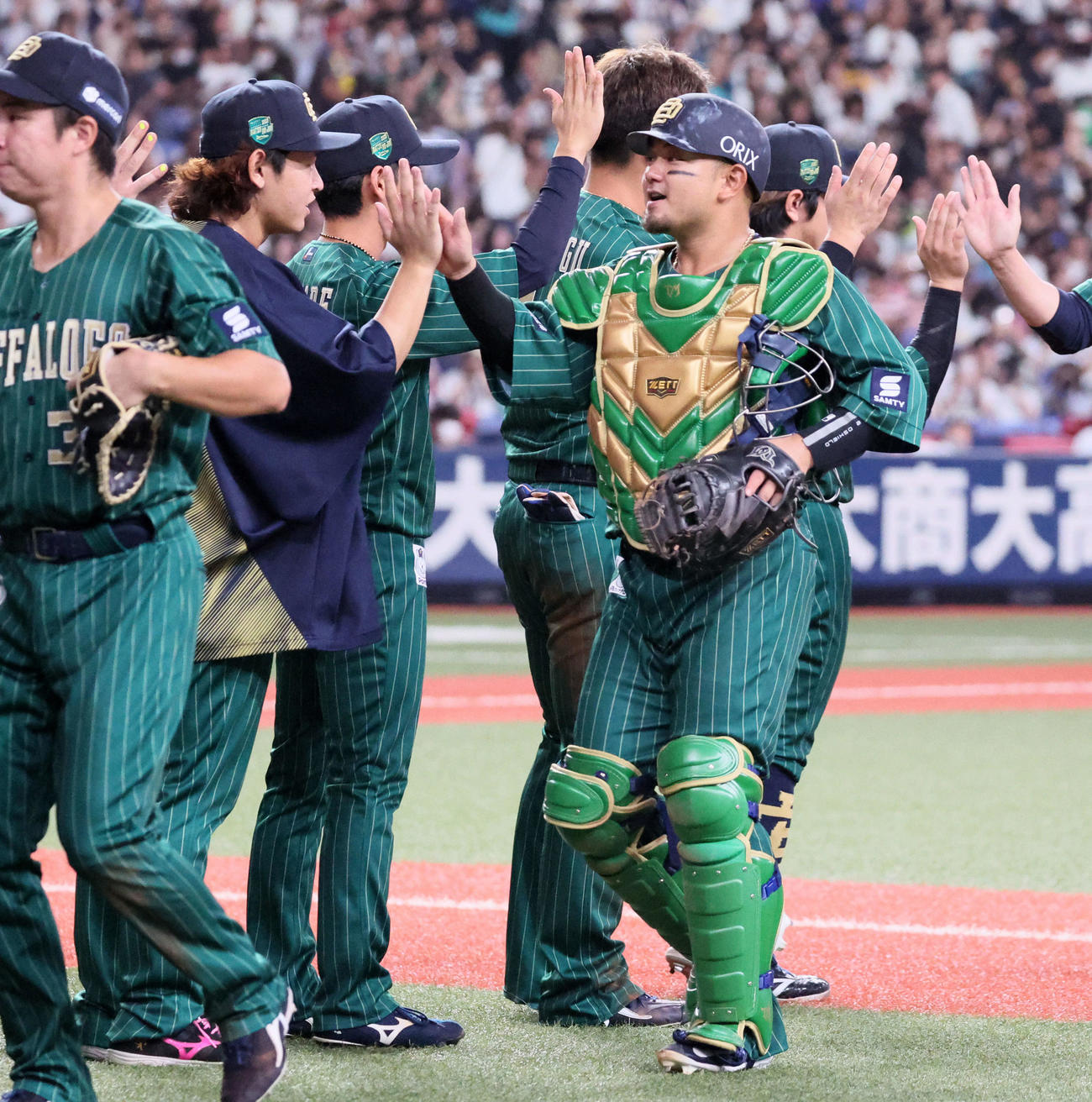 オリックス対ソフトバンク　ソフトバンクに勝利し出迎える宮城（左）とタッチする森（撮影・加藤哉）