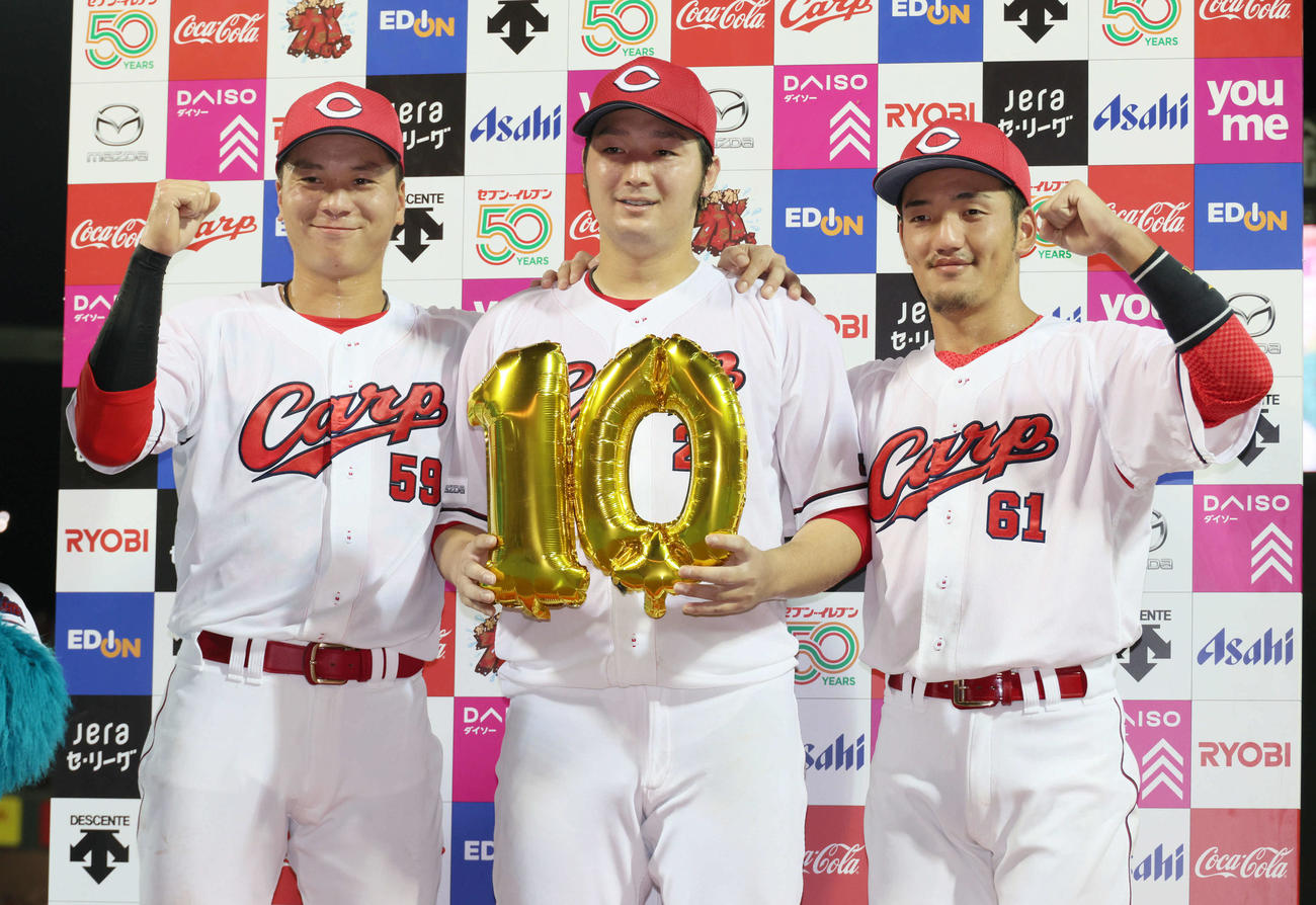 広島対阪神　お立ち台でポーズを決める左から大盛、10勝目の床田、矢野（撮影・加藤孝規）