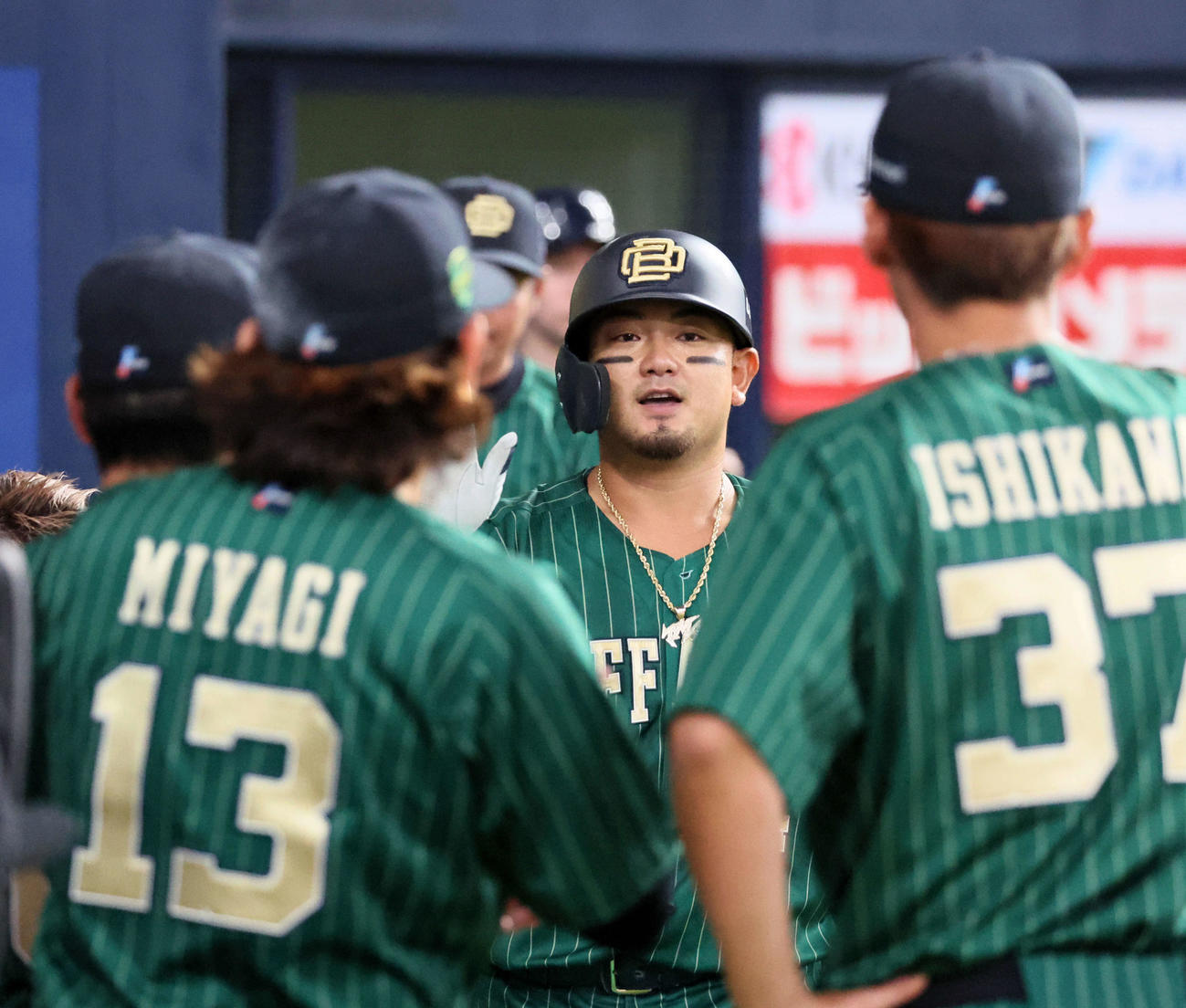 オリックス対ソフトバンク　4回裏オリックス無死、森は右越えソロ本塁打を放ちベンチのナインとタッチする（撮影・加藤哉）
