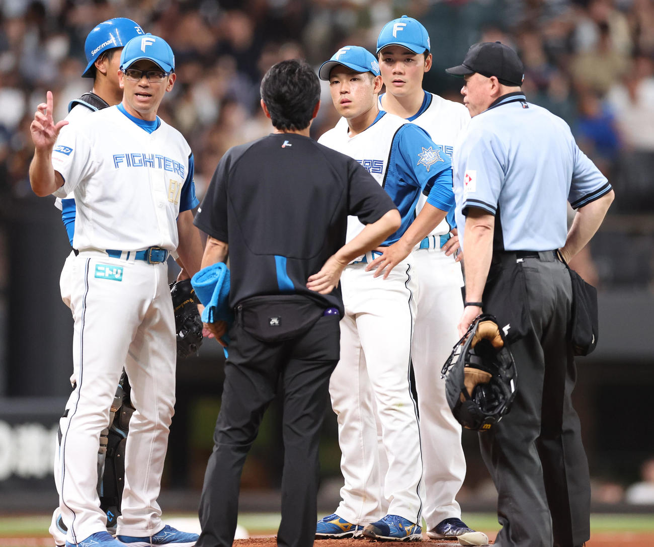 日本ハム対ロッテ　4回表途中で降板する根本（撮影・佐藤翔太）
