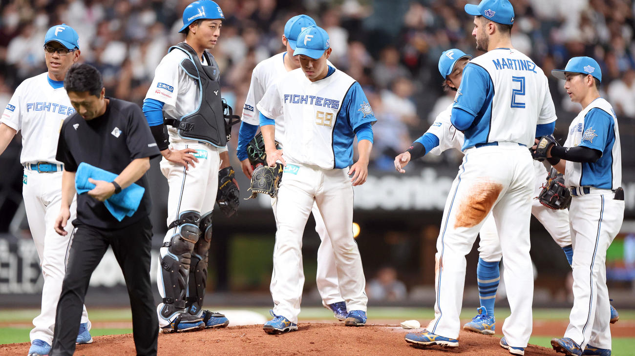 日本ハム対ロッテ　4回表途中で降板する根本（撮影・佐藤翔太）