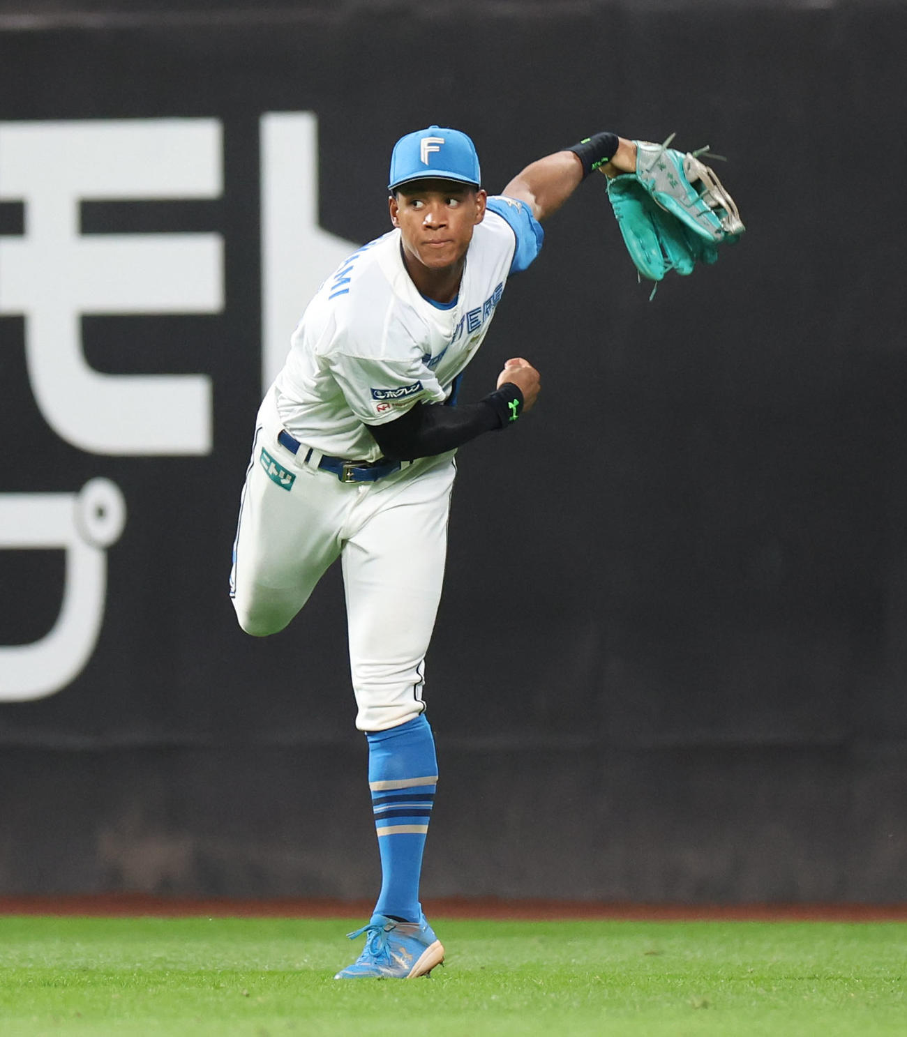 日本ハム対ロッテ　8回表ロッテ無死一、二塁、ポランコの右飛でタッチアップを試みる二走藤岡を三塁でアウトにする万波（撮影・佐藤翔太）