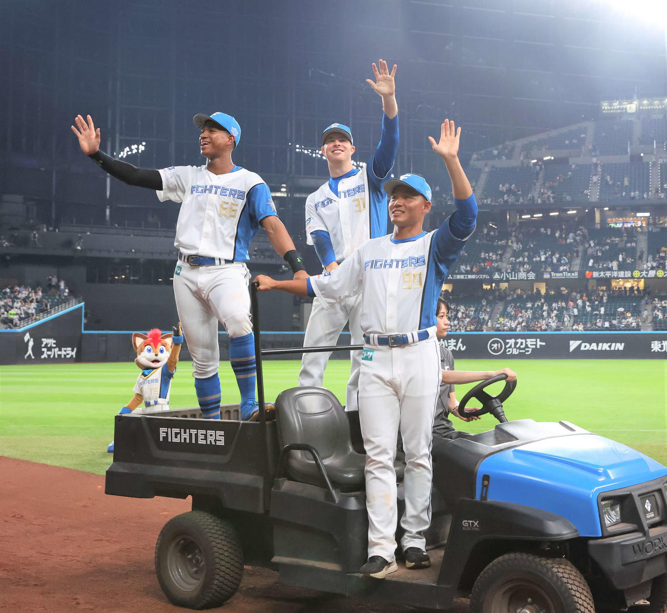 日本ハム対ロッテ　試合後、スタンドに手を振る左から万波、マーベル、王柏融（撮影・黒川智章）