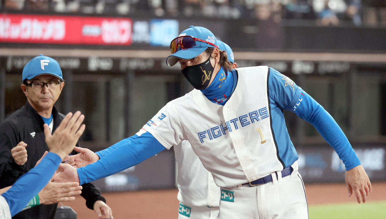 日本ハム対ロッテ　ロッテに勝利しコーチ陣とタッチをする新庄監督（撮影・佐藤翔太）