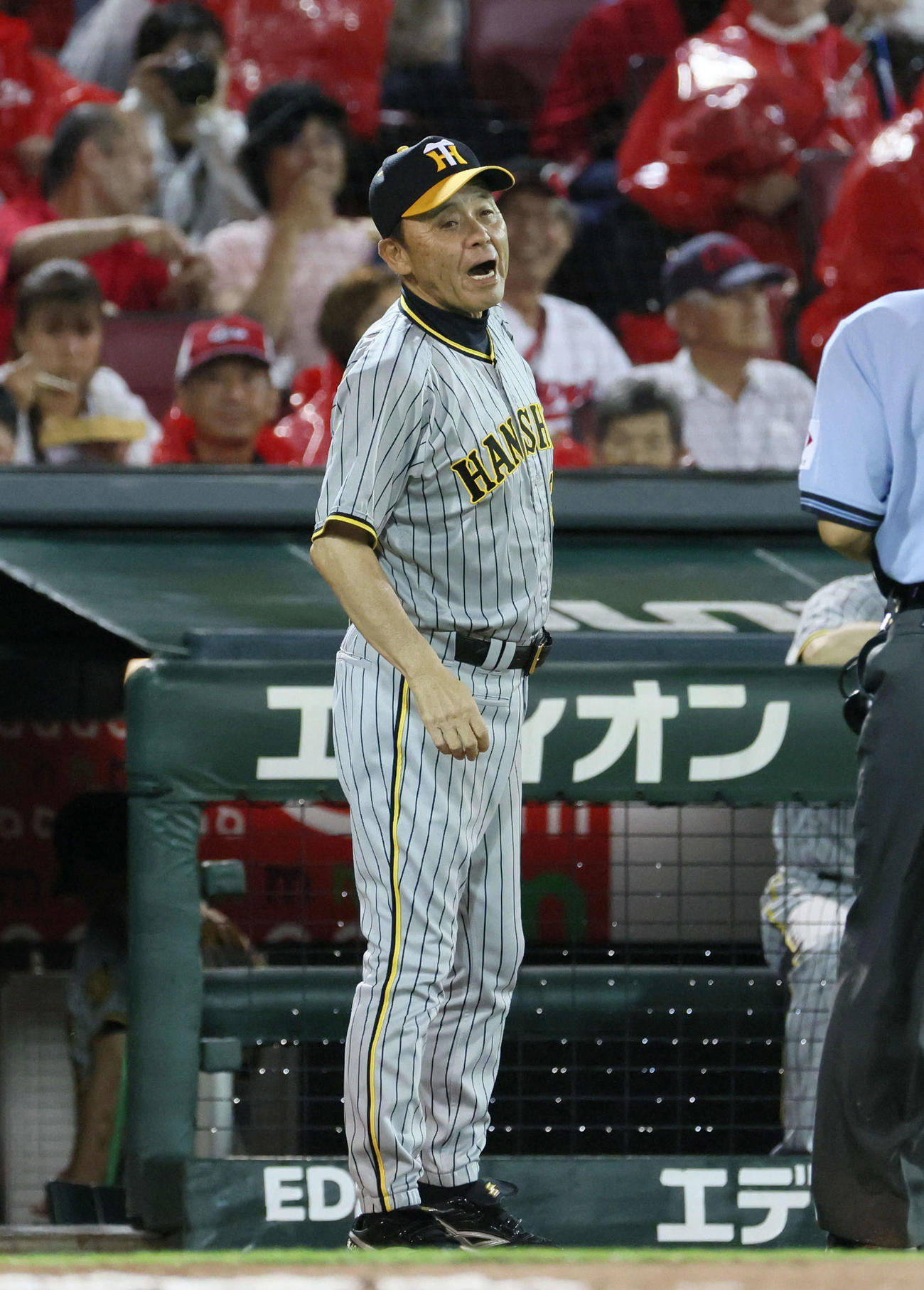 広島対阪神　6回表終了時、交代を告げる岡田彰布監督（撮影・加藤孝規）