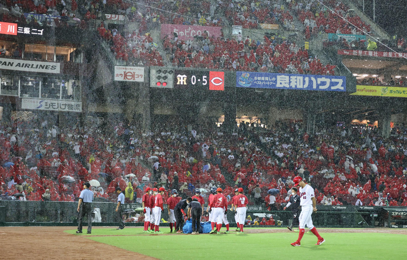 広島対阪神　4回裏広島2死満塁、降雨のため、試合が中断（撮影・加藤孝規）