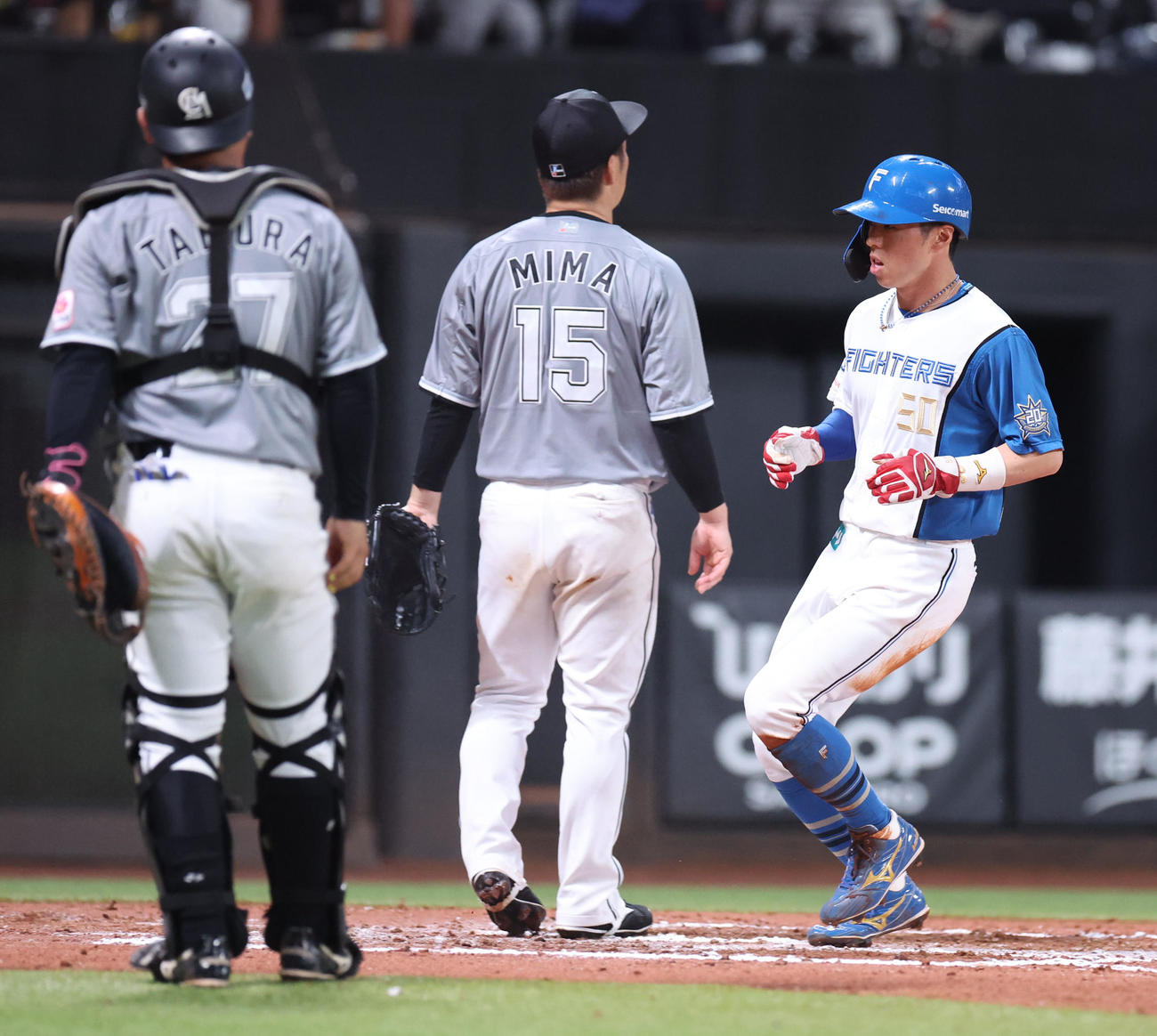 日本ハム対ロッテ　6回裏日本ハム2死二、三塁、美馬（中央）と田村のバッテリーミスで生還する五十幡（撮影・佐藤翔太）