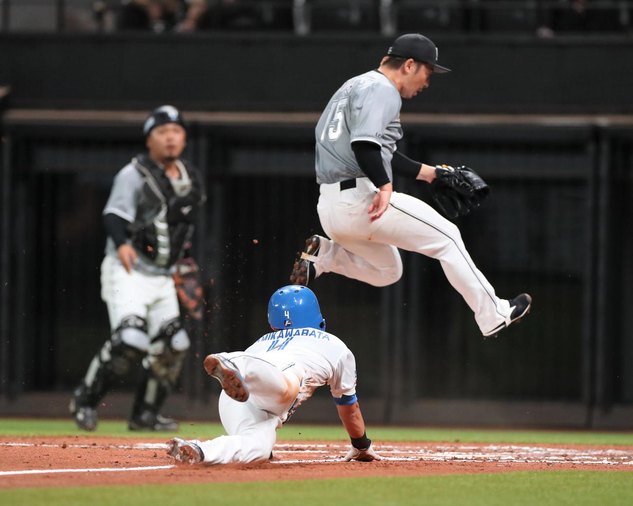 日本ハム対ロッテ　6回裏日本ハム2死二、三塁、美馬（右）の暴投で生還する三塁走者上川畑（撮影・黒川智章）