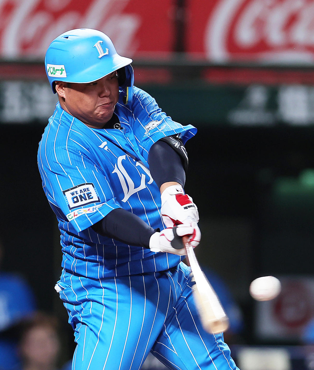 西武対楽天　4回裏西武2死二塁、渡部は左適時二塁打を放つ（撮影・足立雅史）