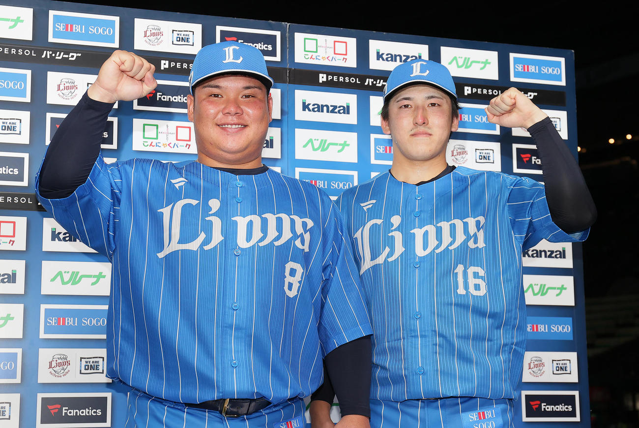 西武対楽天　お立ち台でポーズを決める西武の渡部（左）と隅田（撮影・足立雅史）