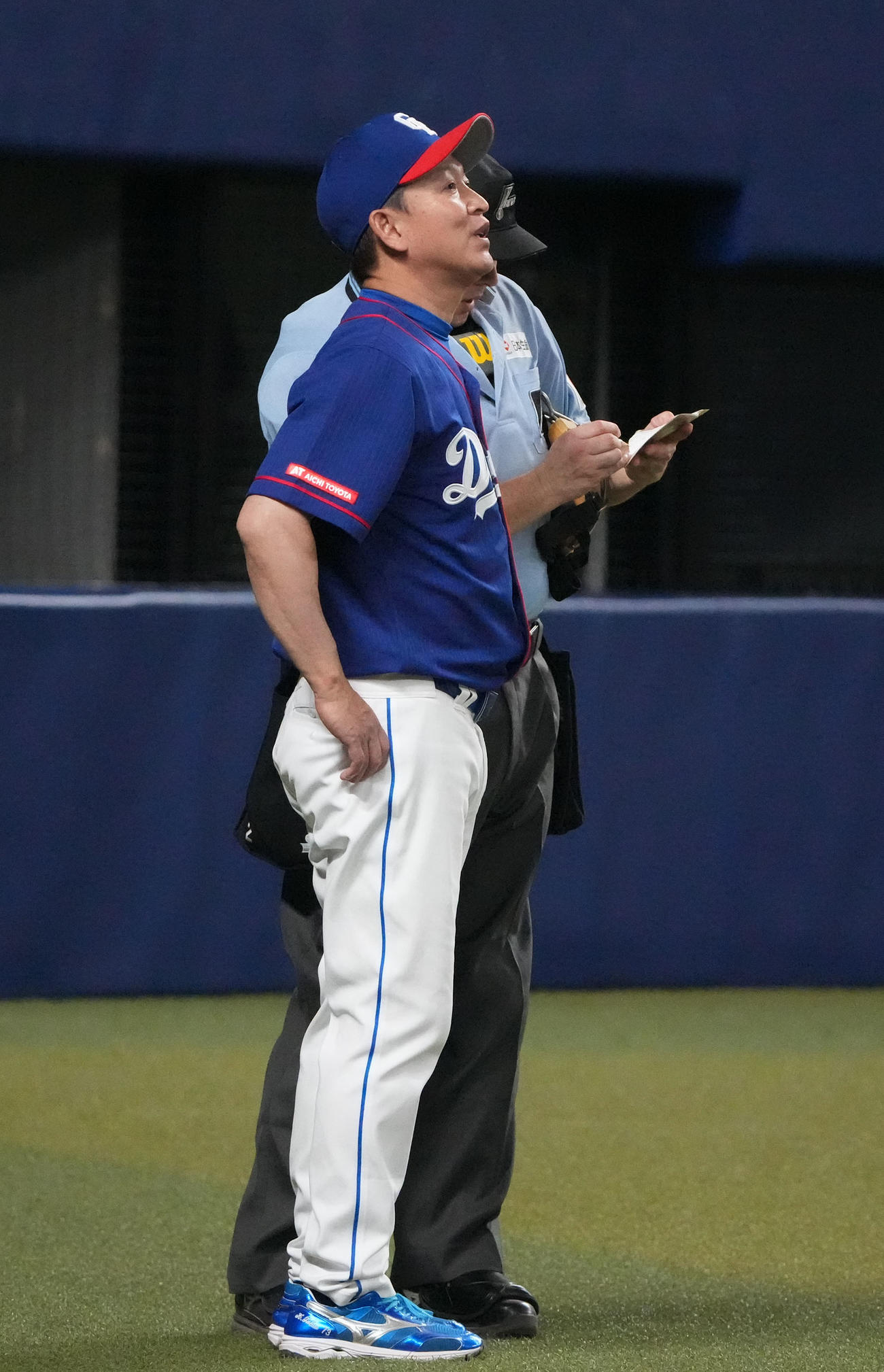 17日、中日対巨人　7回終了、選手交代を告げる立浪監督（手前）（撮影・森本幸一）