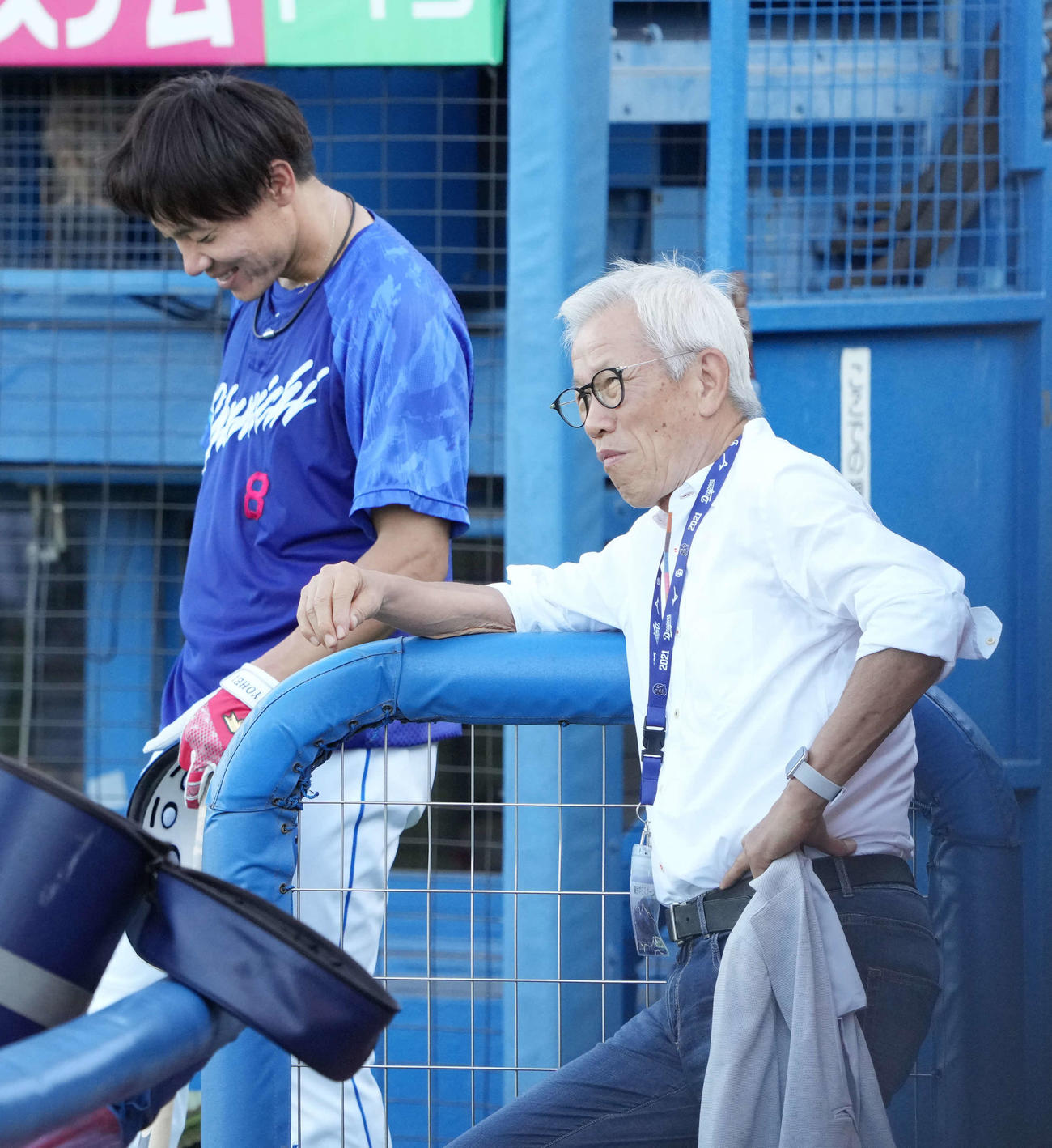 ヤクルト対中日、試合前の練習に臨む中日大島（左）は野球評論家の谷沢氏と談笑する（撮影・小沢裕）