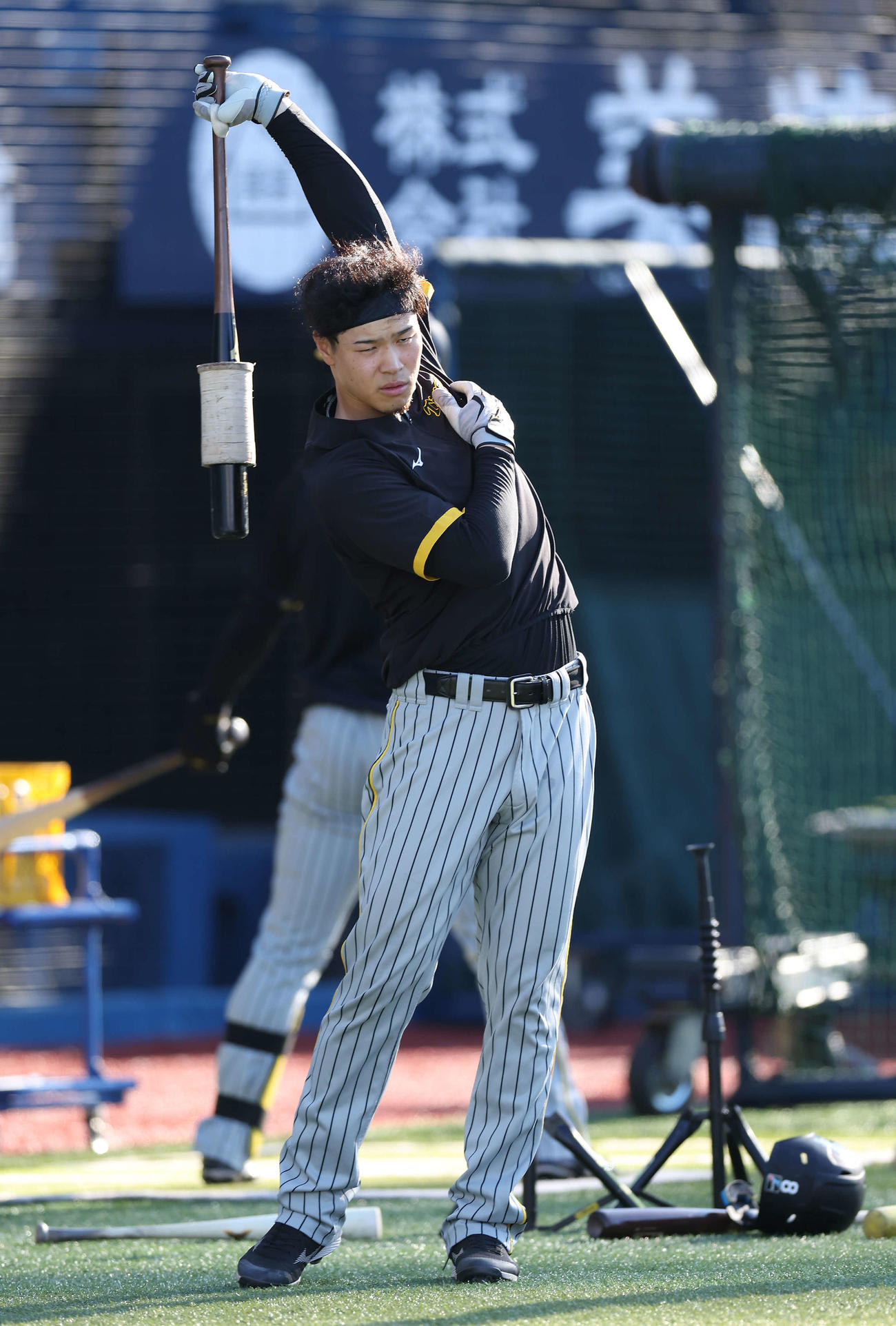 DeNA対阪神　試合前、ストレッチする阪神佐藤輝（撮影・河田真司）