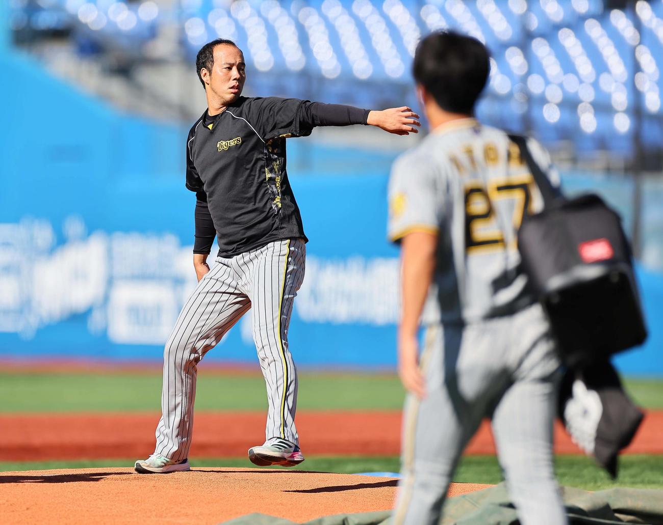 DeNA対阪神　横浜スタジアムのマウンドでシャドーピッチングをする青柳。右は伊藤将（撮影・上田博志）