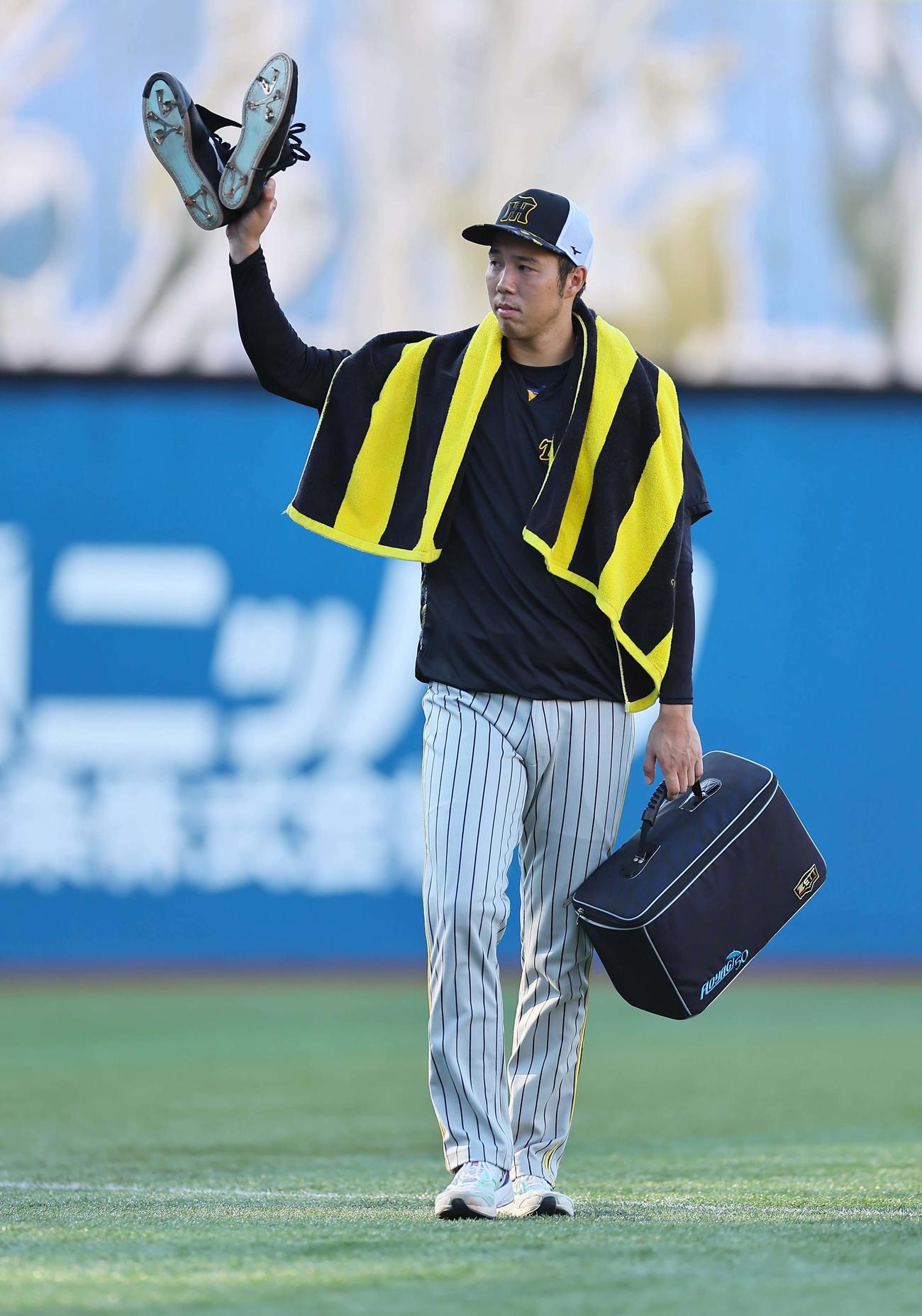 DeNA対阪神　ファンの呼びかけに手を上げて応える青柳（撮影・上田博志）