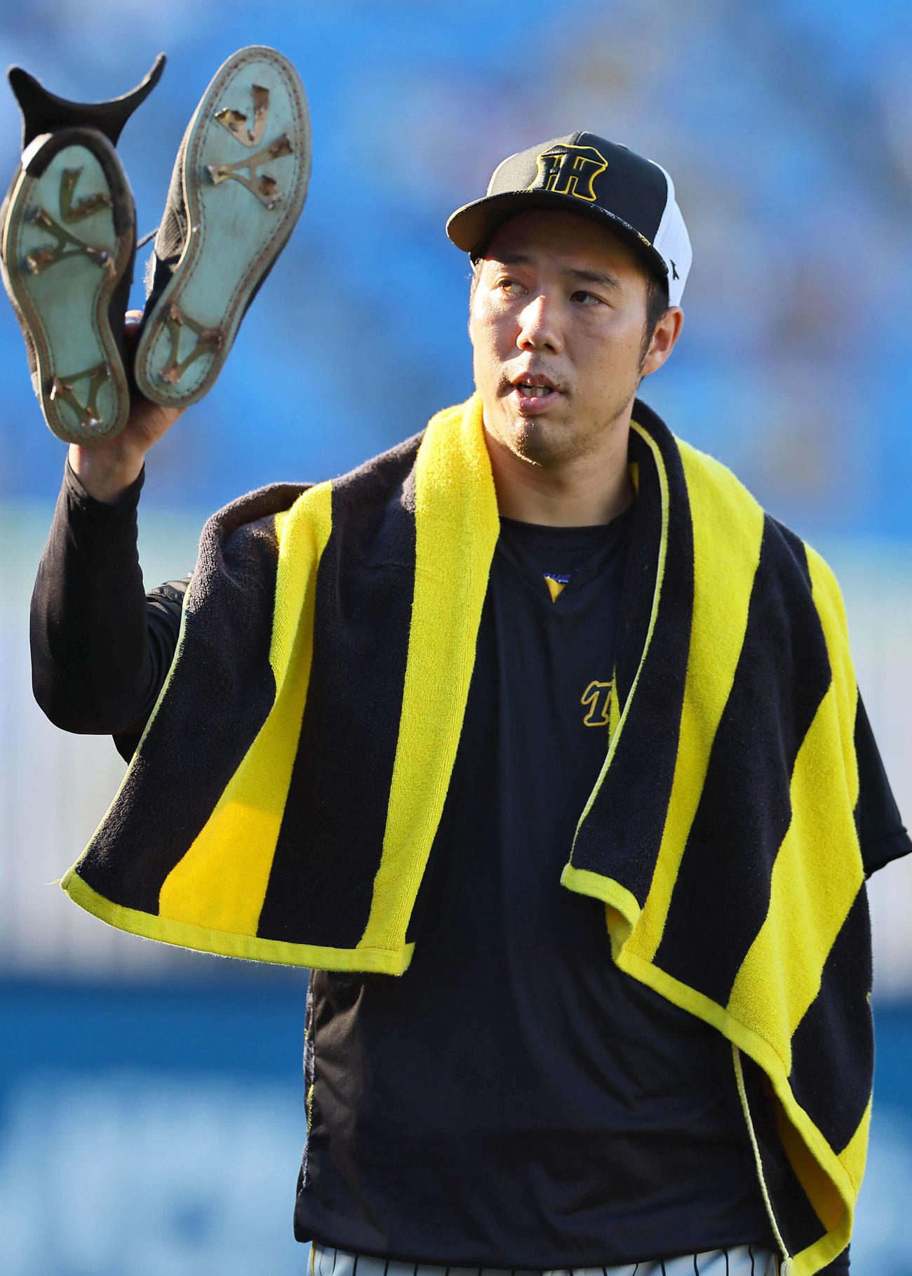 DeNA対阪神　ファンの呼びかけに手を上げて応える青柳（撮影・上田博志）
