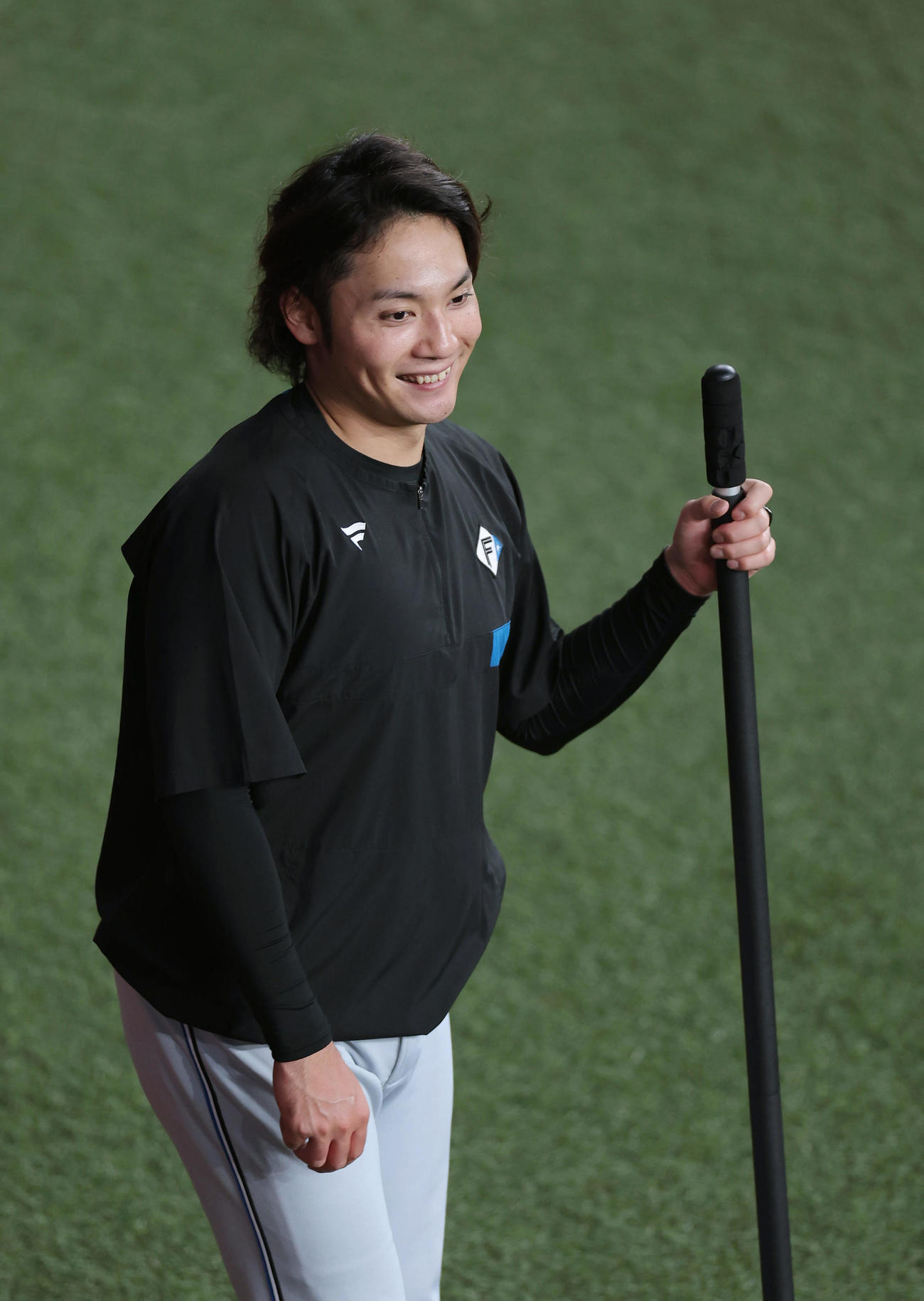 オリックス対日本ハム　試合前練習で笑顔を見せる日本ハム伊藤（撮影・前田充）