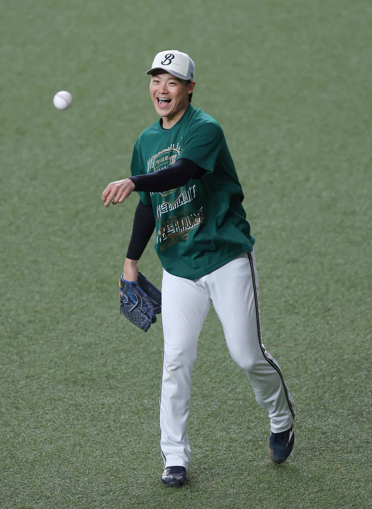 オリックス対日本ハム　笑顔でキャッチボールするオリックス山崎福（撮影・前田充）