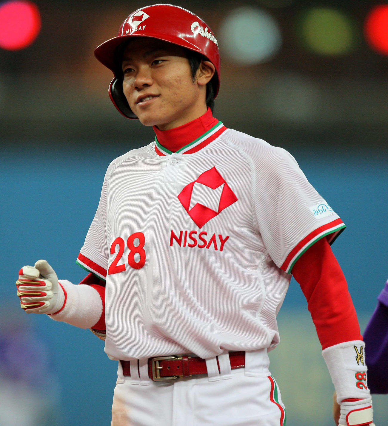第35回社会人野球日本選手権・9日目・準々決勝　日本生命対ヤマハ　塁上でガッツポーズする日本生命・大島洋平（撮影・田崎高広）＝2008年11月20日、京セラドーム大阪（大阪ドーム）