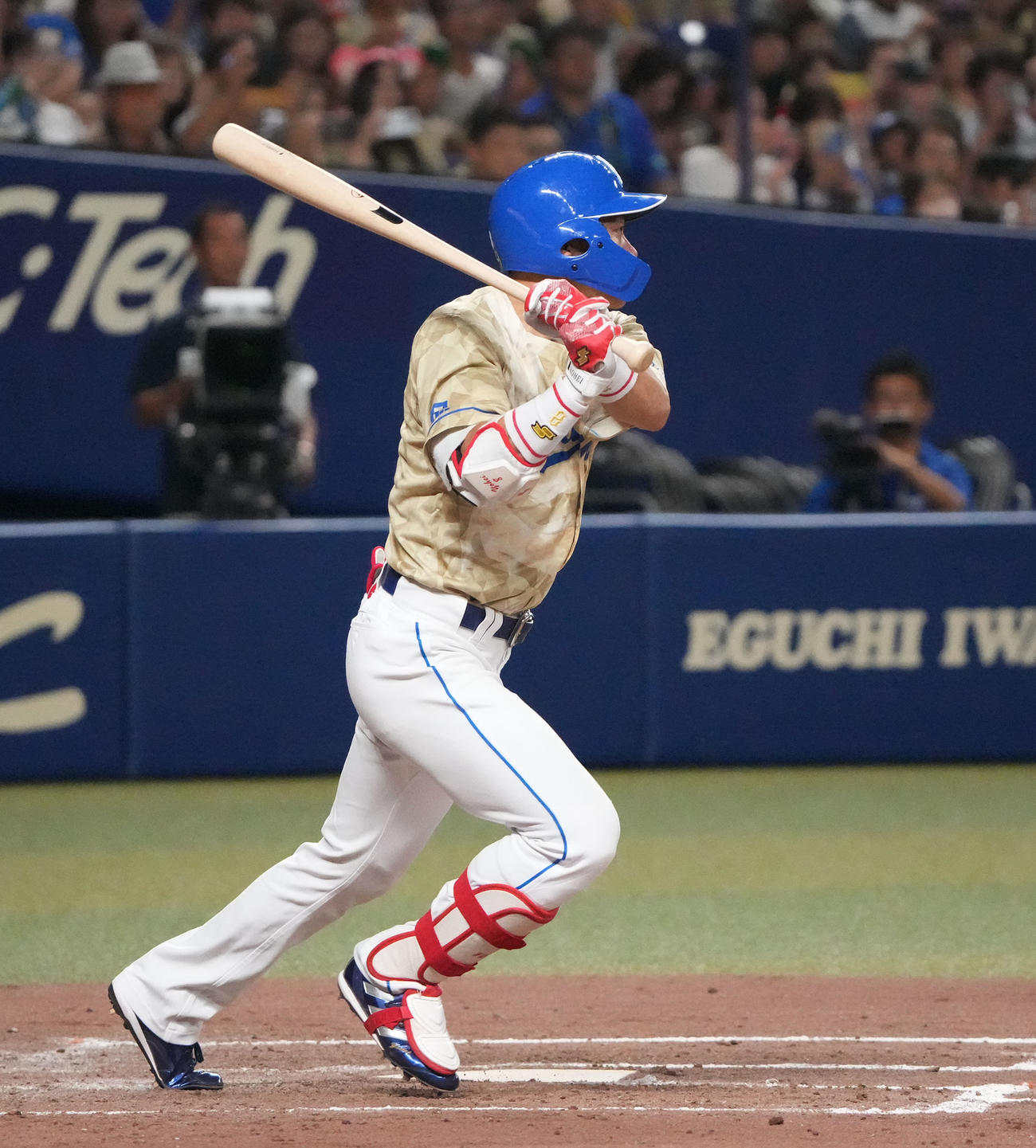 中日対DeNA 3回裏中日1死一塁、中前安打を放ち通算2000本安打を達成する大島（撮影・森本幸一）