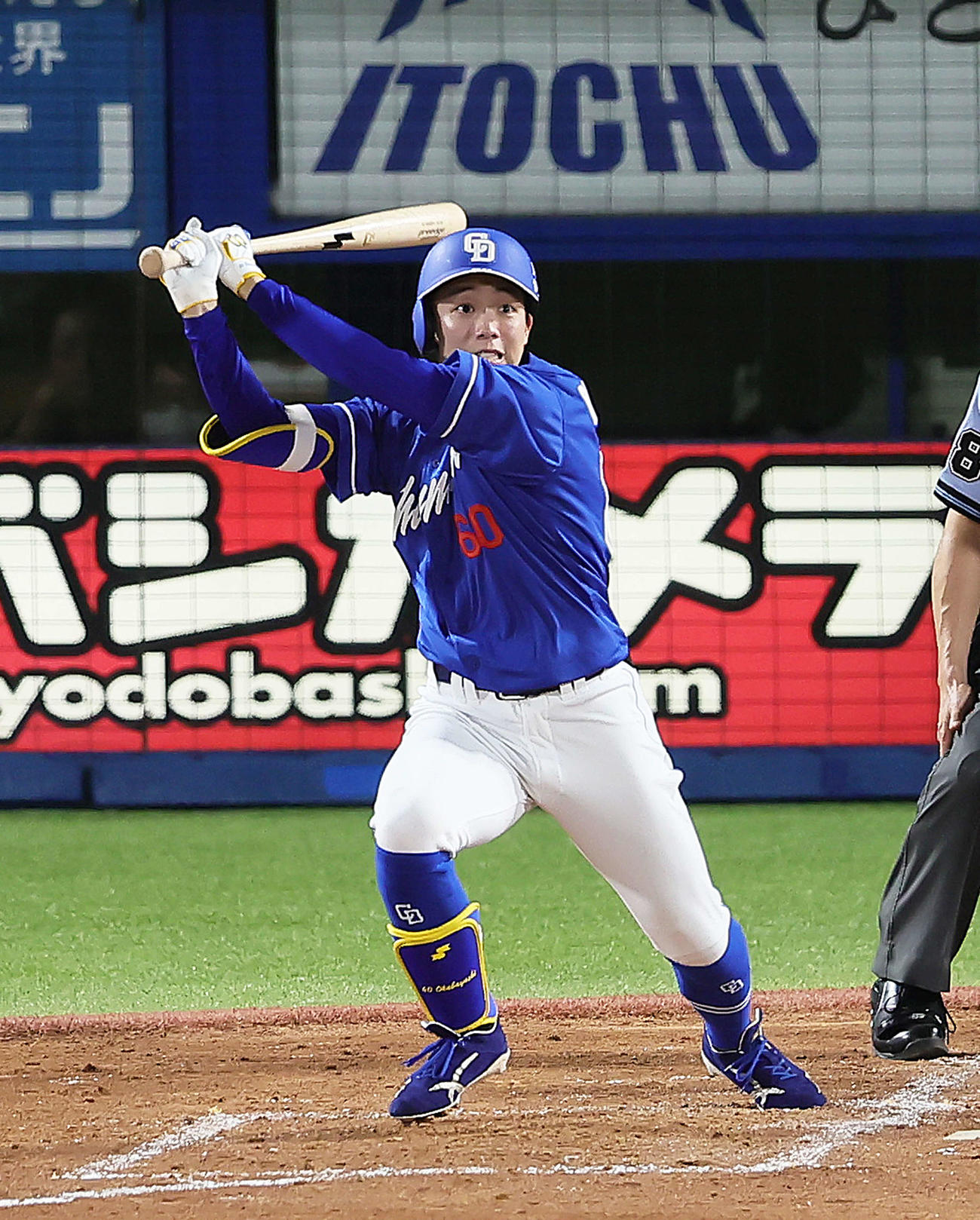 ヤクルト対中日　3回表中日1死、岡林は29試合連続安打となる左二塁打を放つ（撮影・足立雅史）