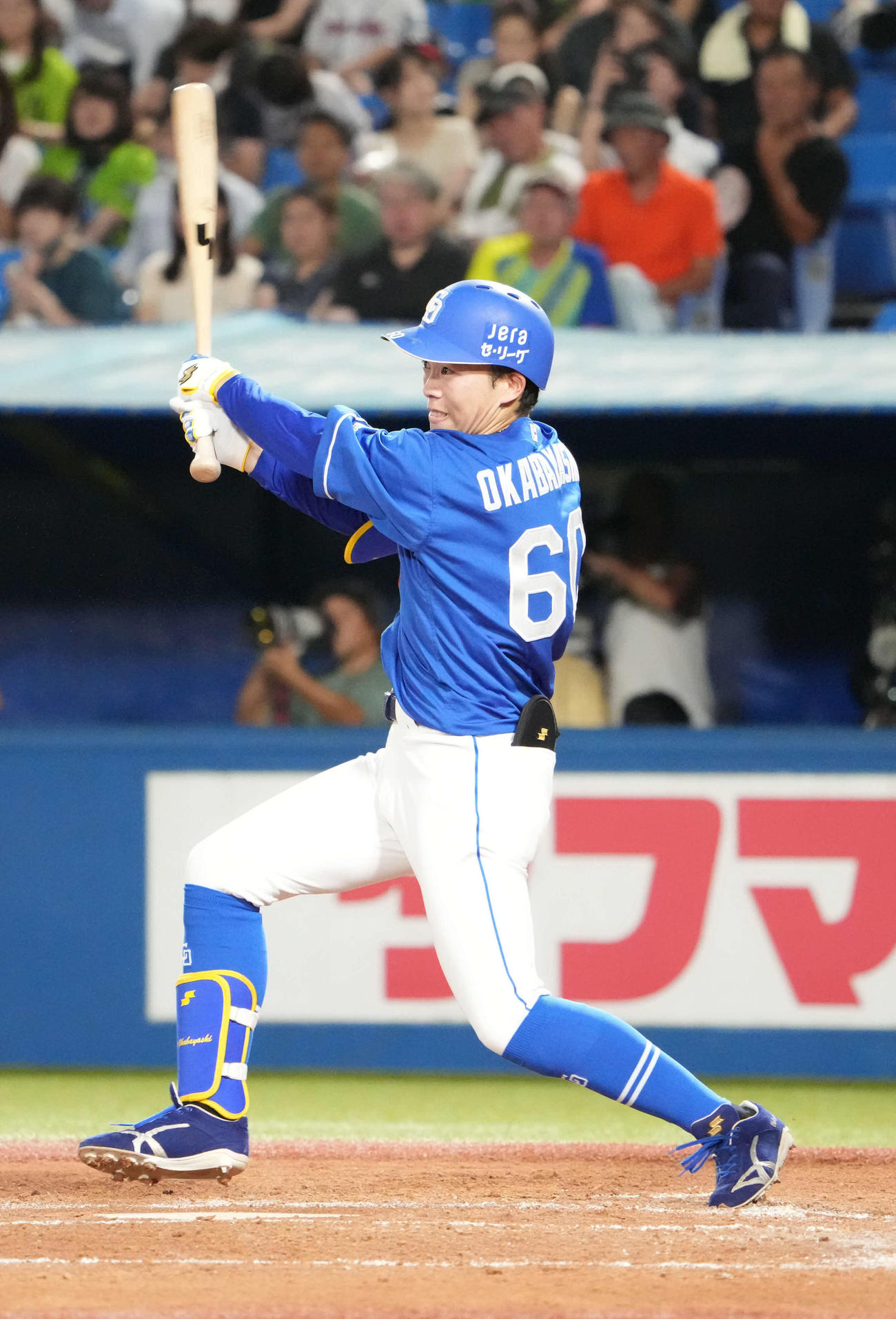 ヤクルト対中日、3回表中日1死、岡林は左二塁打を放つ（撮影・小沢裕）