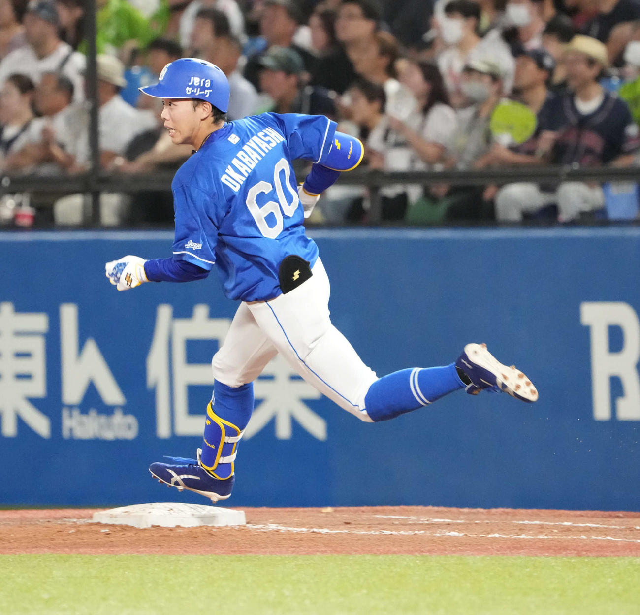 ヤクルト対中日、3回表中日1死、岡林は左二塁打を放つ（撮影・小沢裕）