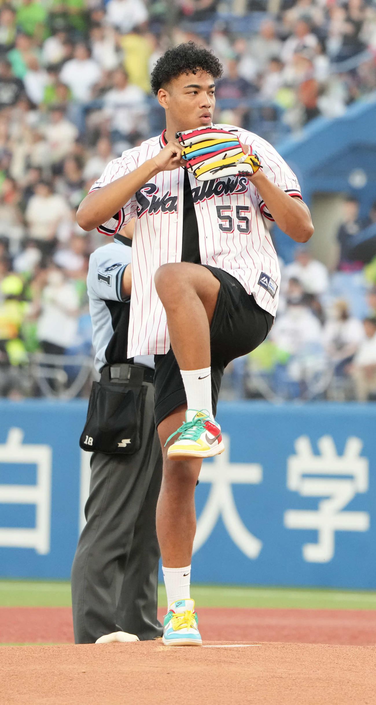ヤクルト対中日戦で始球式を行った八村阿蓮（撮影・小沢裕）