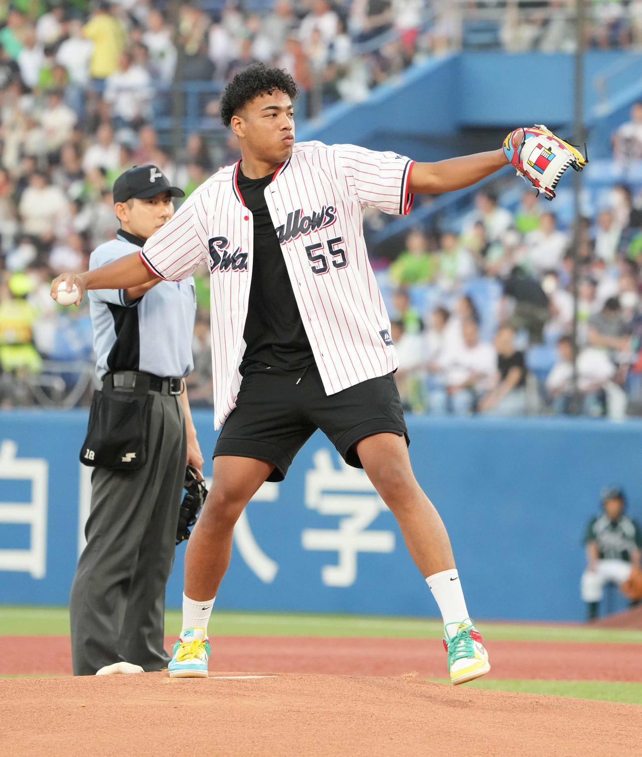ヤクルト対中日戦で始球式を行った八村阿蓮（撮影・小沢裕）