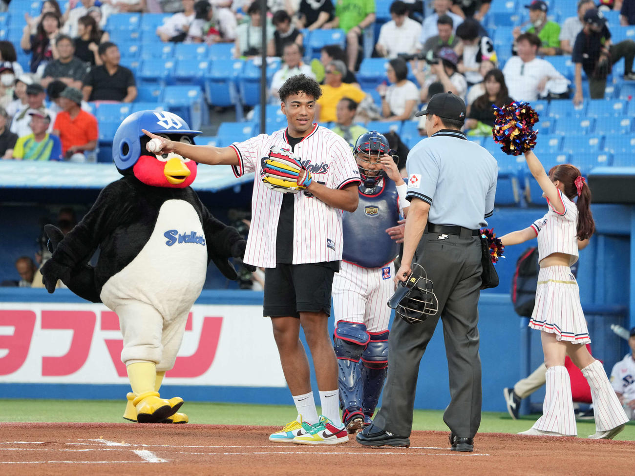 ヤクルト対中日戦で始球式を行った八村阿蓮（撮影・小沢裕）
