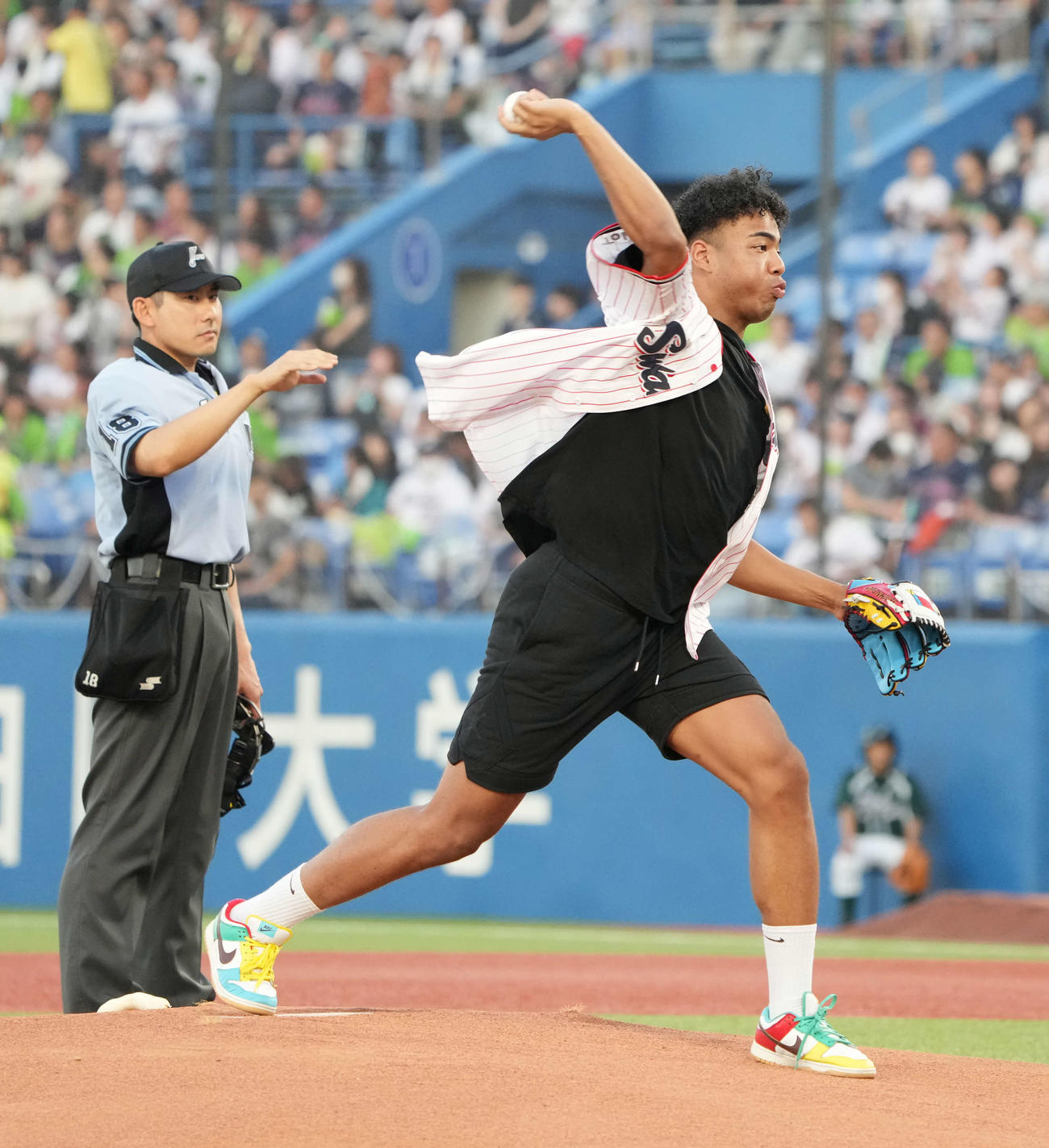 ヤクルト対中日戦で始球式を行った八村阿蓮（撮影・小沢裕）