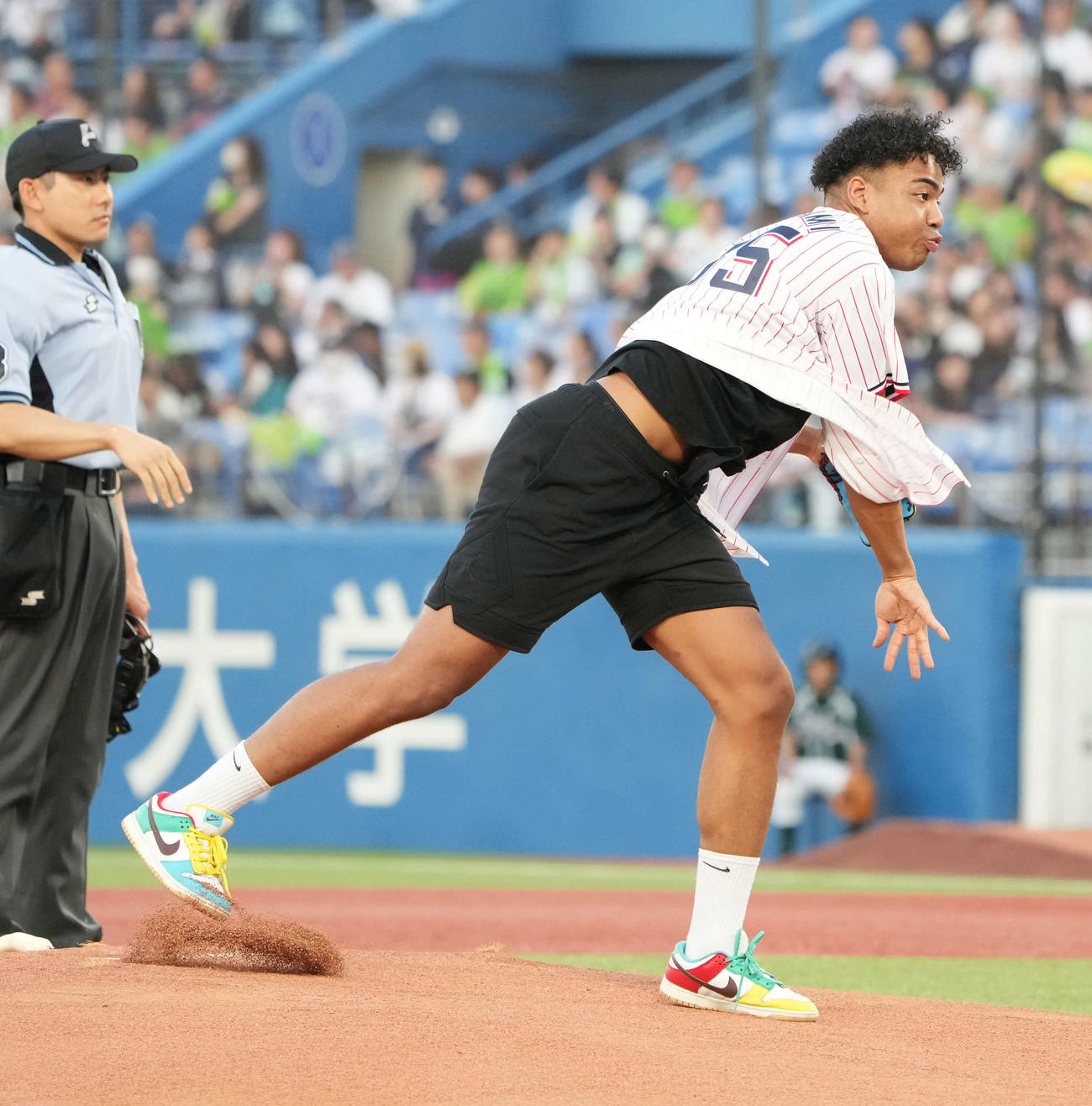 ヤクルト対中日戦で始球式を行った八村阿蓮（撮影・小沢裕）