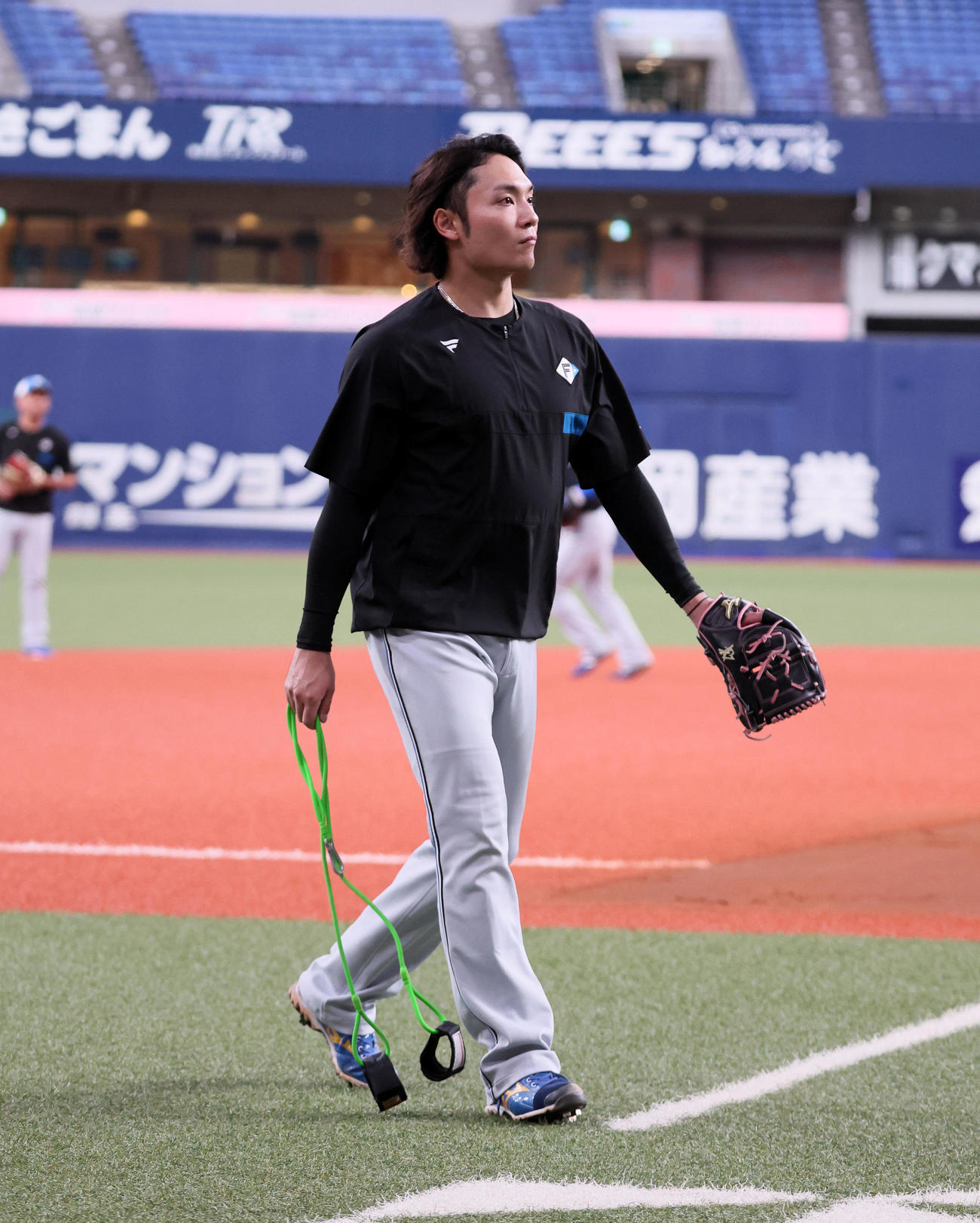 練習を終えベンチへ引き揚げる伊藤（撮影・加藤哉）