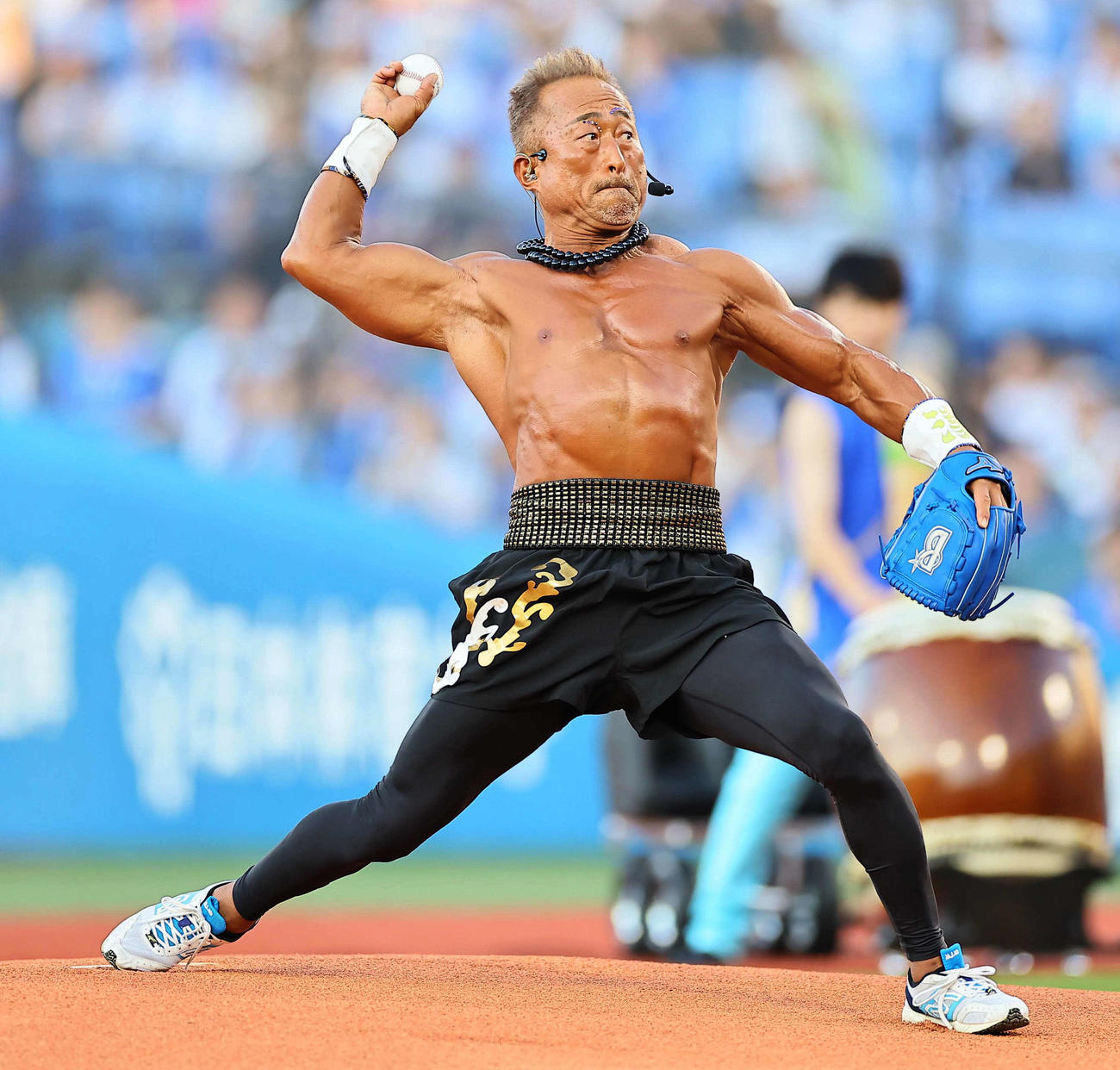 DeNA対阪神　豪快なピッチングを披露する角田信朗氏（撮影・上田博志）