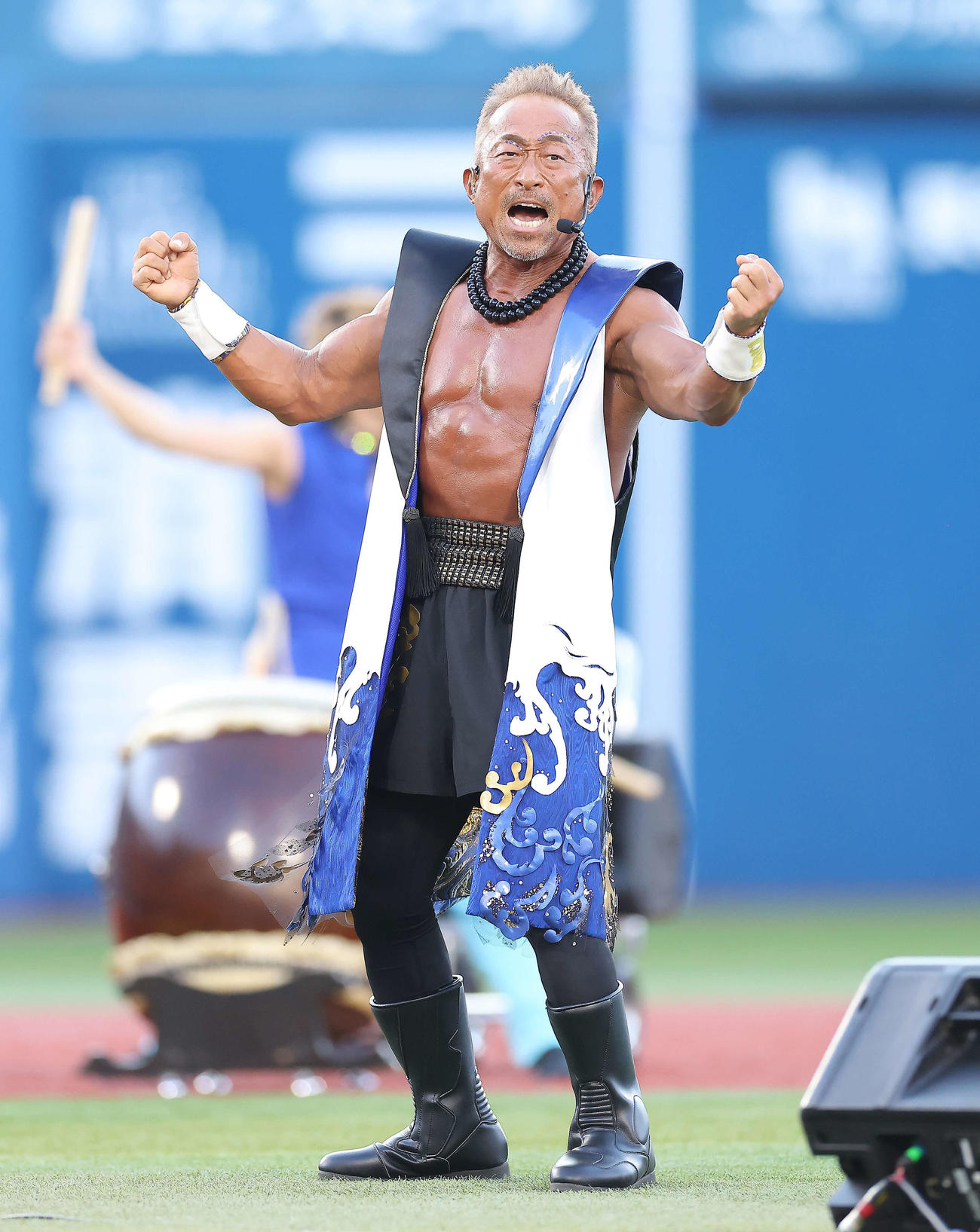 DeNA対阪神　試合開始前、熱唱する角田信朗氏（撮影・河田真司）