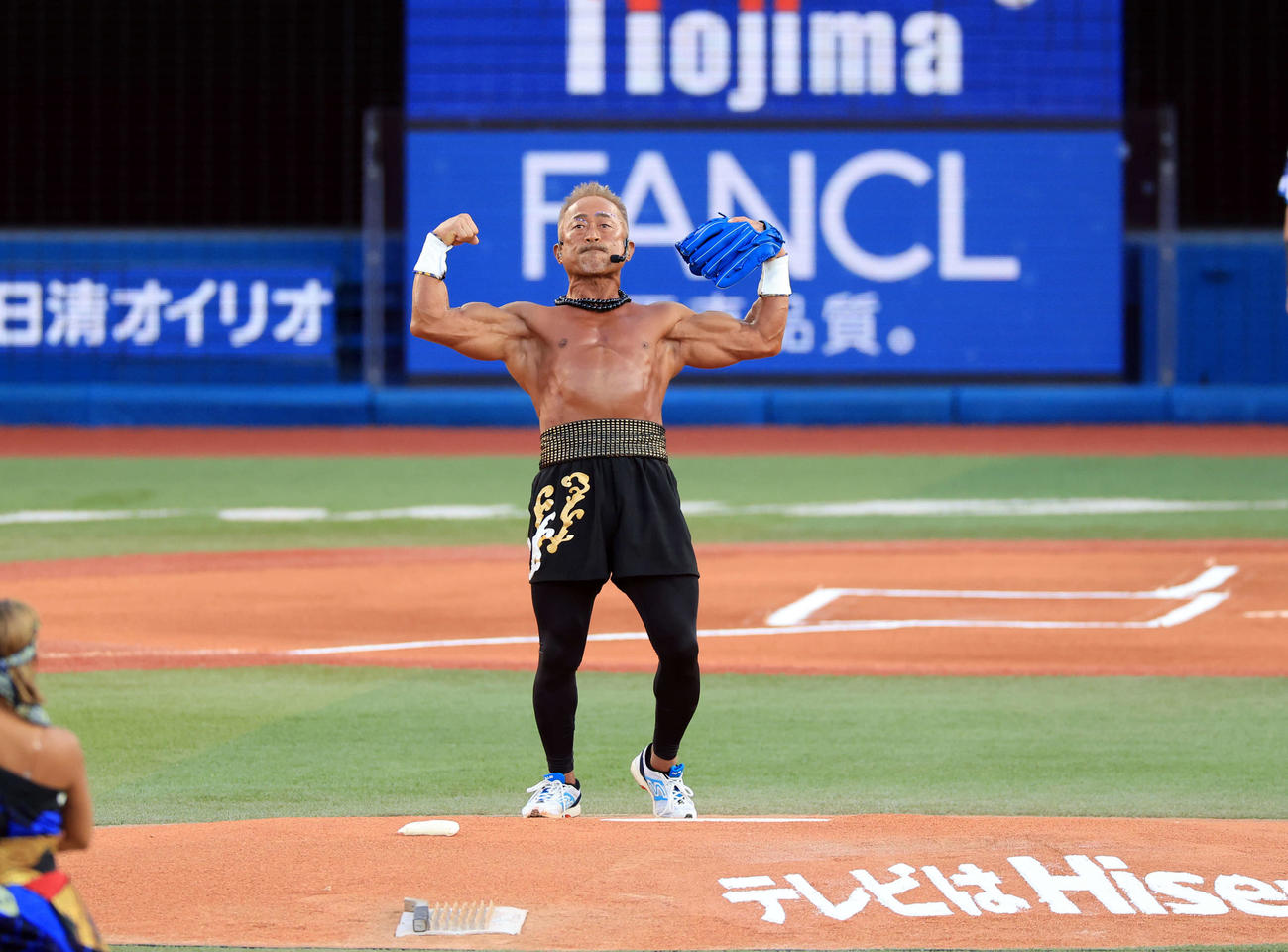 DeNA対阪神　「横浜漢祭」に登場した角田信朗氏はポーズを決める（撮影・浅見桂子）