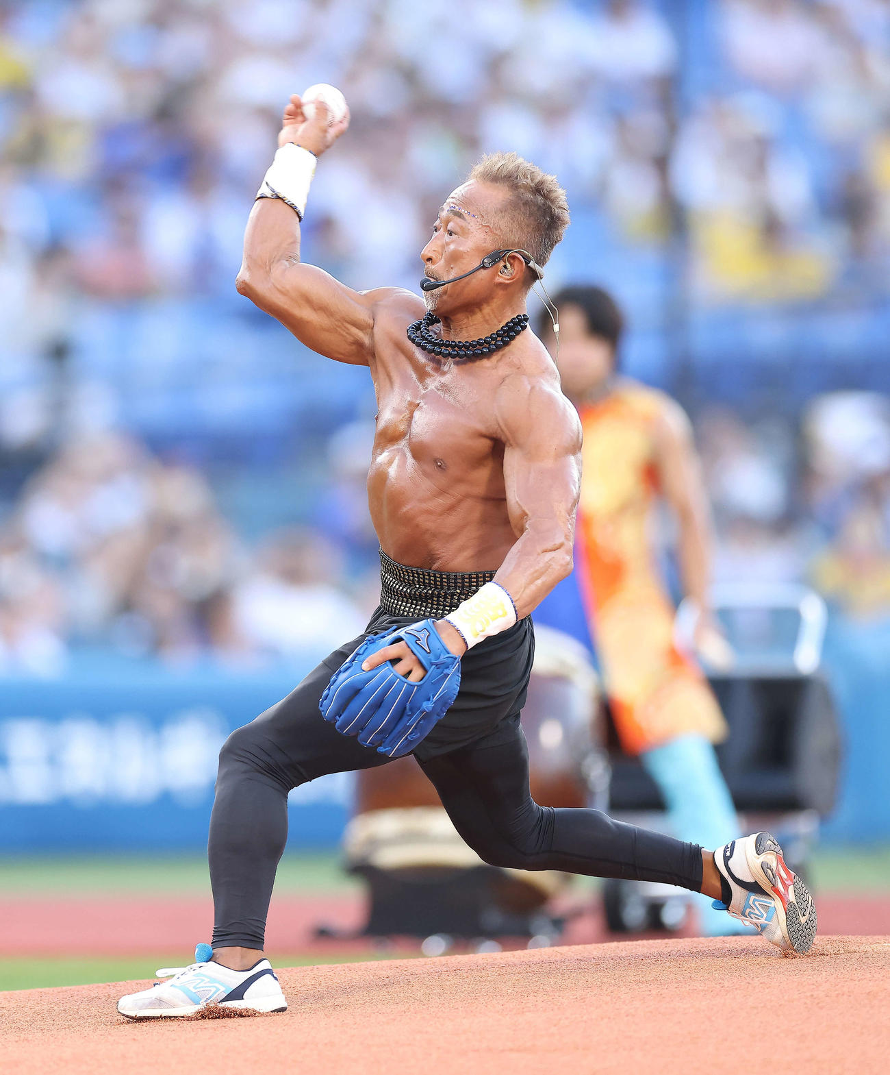 DeNA対阪神　試合開始前、セレモニアルピッチを務める角田信朗氏（撮影・河田真司）